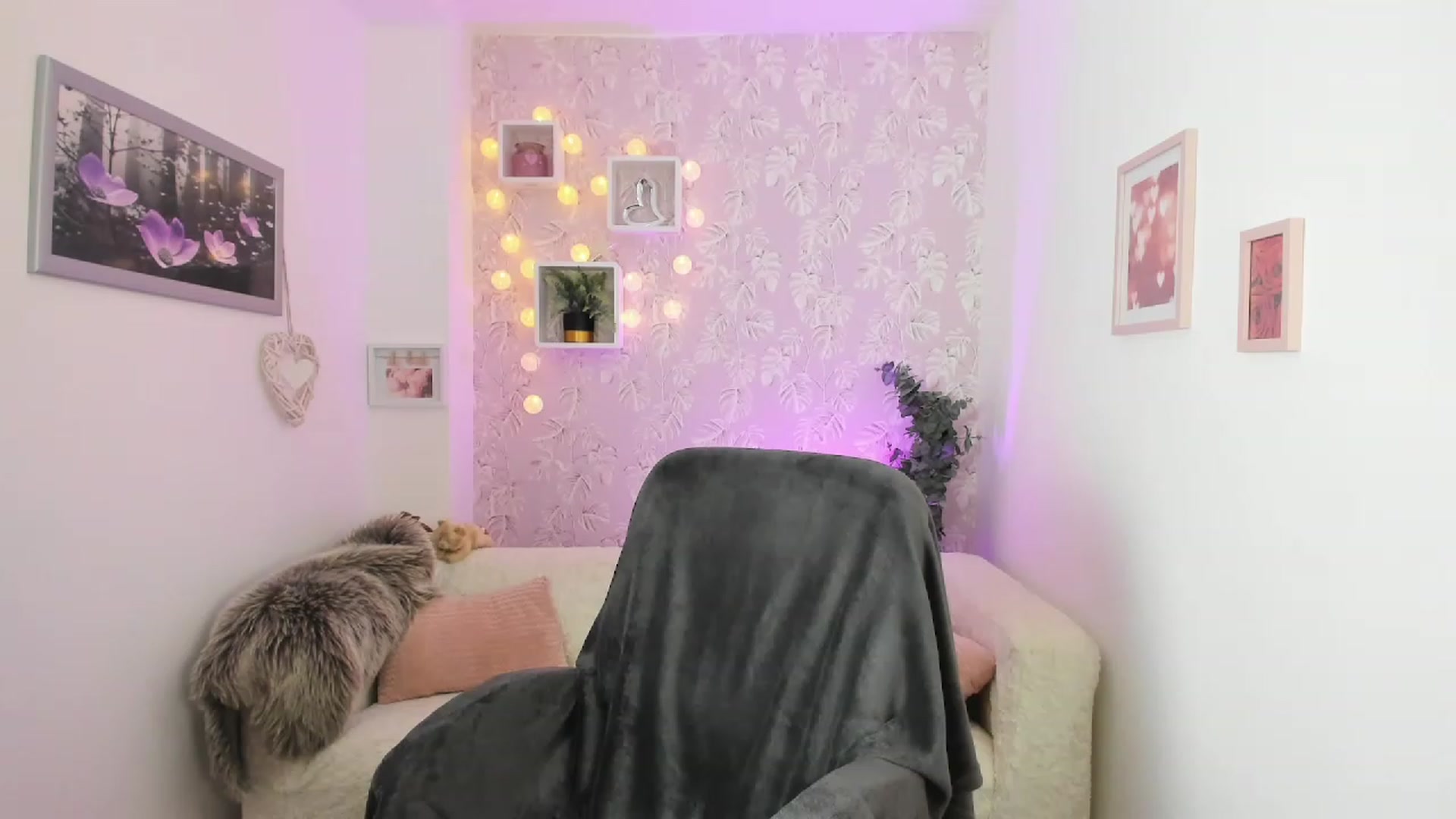 Gallery image thumbnail from Lexy_Belle18's myfreecams stream on, 09/06/2023, 12:39 image 9 of 20