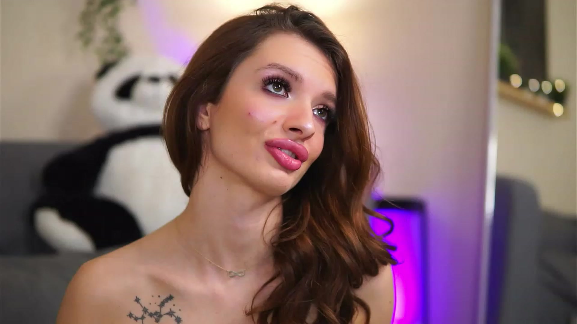 Gallery image thumbnail from LeyaMeyers's myfreecams stream on, 12/30/2022, 08:54 image 1 of 20