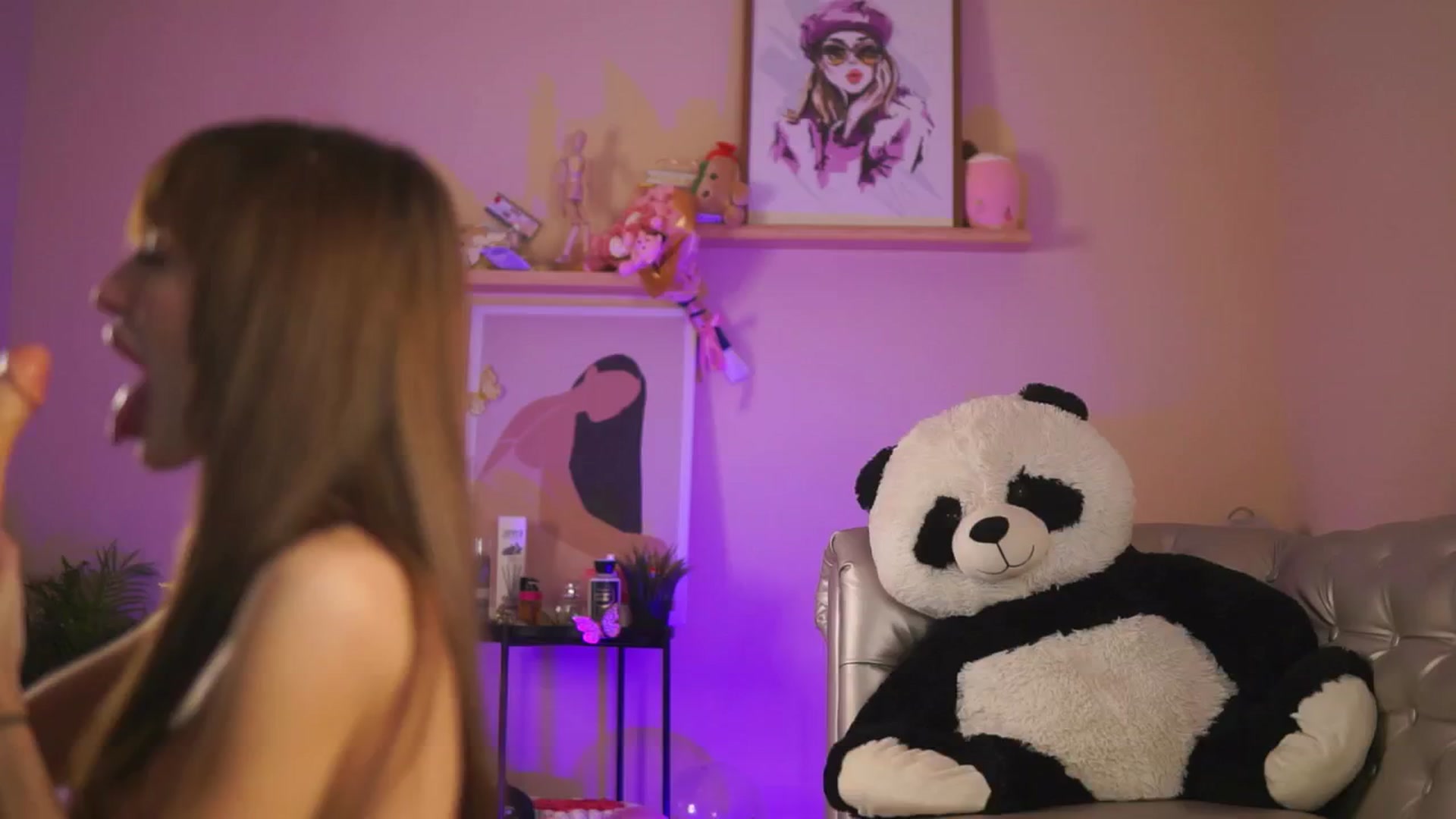 Gallery image thumbnail from LeyaMeyers's myfreecams stream on, 12/23/2024, 09:34 image 7 of 20