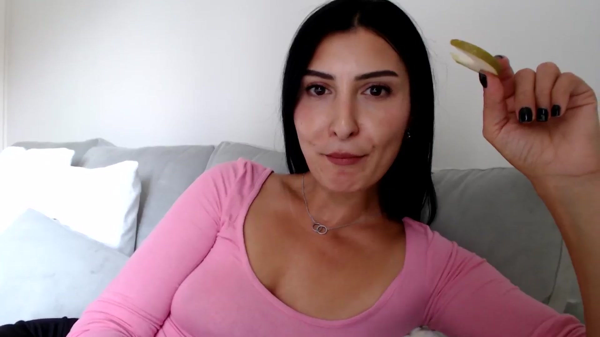 Gallery image thumbnail from Leyla2's myfreecams stream on, 09/26/2024, 14:15 image 5 of 20