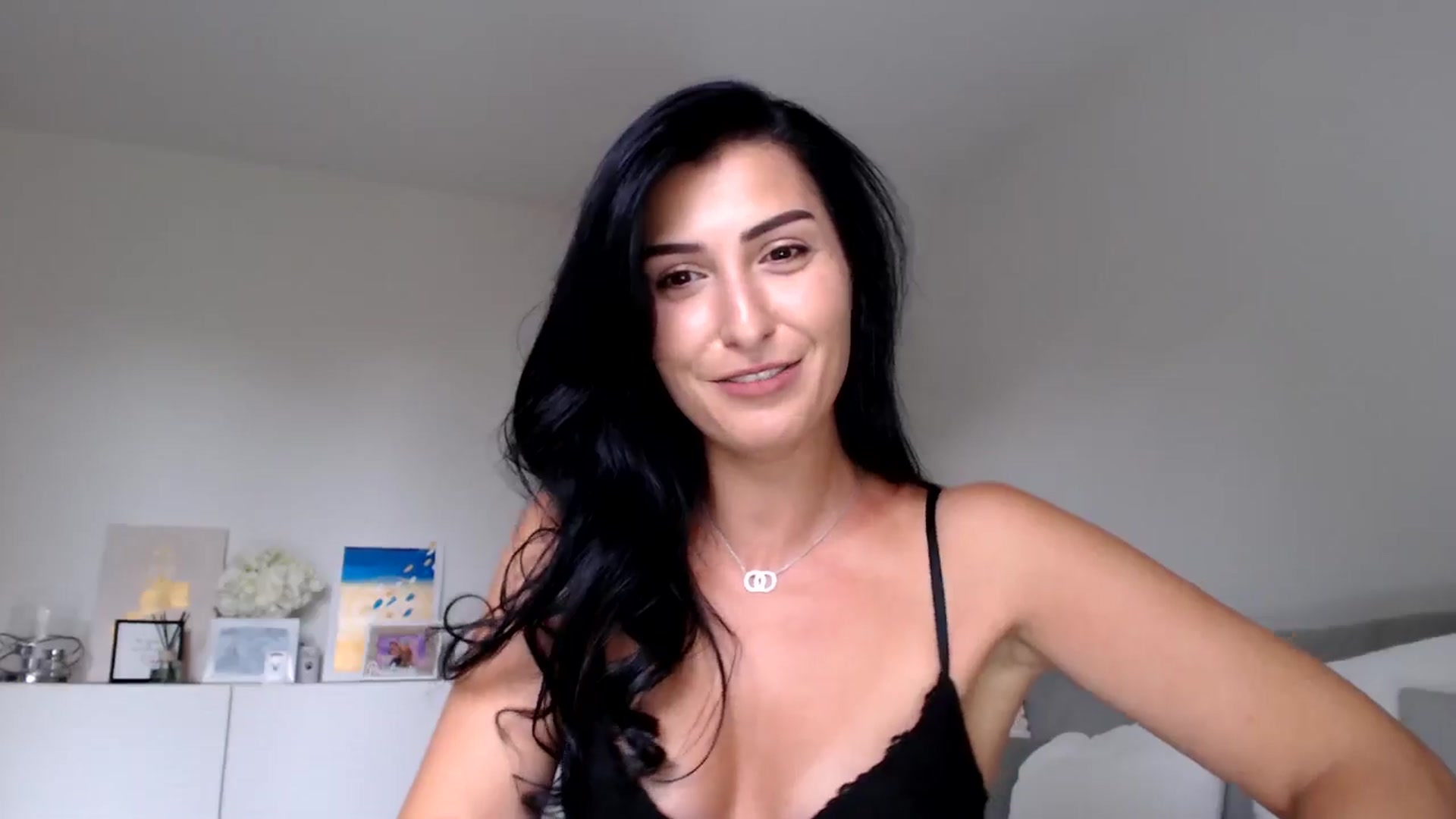 Gallery image thumbnail from Leyla2's myfreecams stream on, 10/03/2024, 13:32 image 11 of 20