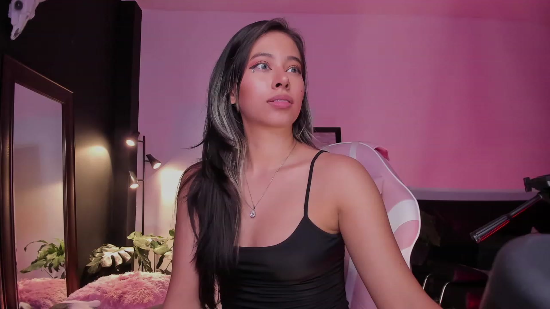 Gallery image thumbnail from LeylaGrey_'s myfreecams stream on, 04/21/2023, 02:54 image 7 of 20