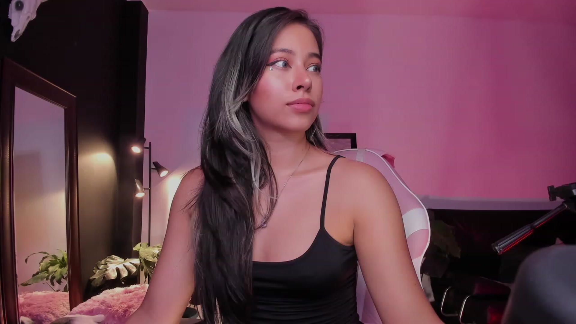 Gallery image thumbnail from LeylaGrey_'s myfreecams stream on, 04/21/2023, 02:54 image 9 of 20