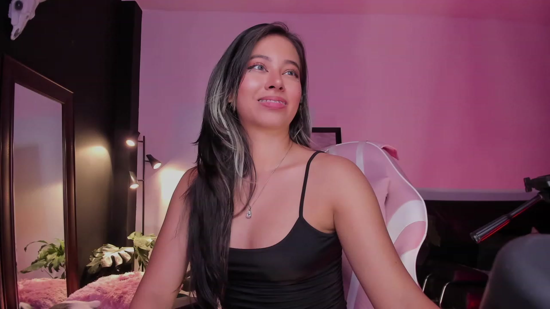 Gallery image thumbnail from LeylaGrey_'s myfreecams stream on, 04/21/2023, 02:54 image 8 of 20