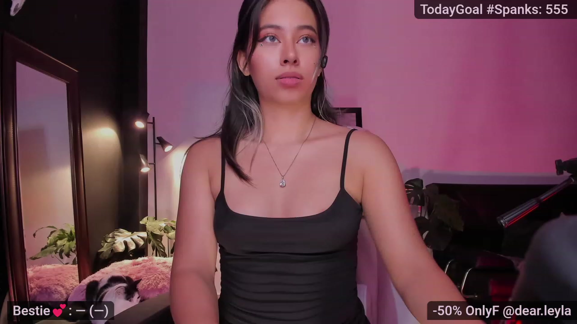 Gallery image thumbnail from LeylaGrey_'s myfreecams stream on, 04/21/2023, 02:54 image 14 of 20