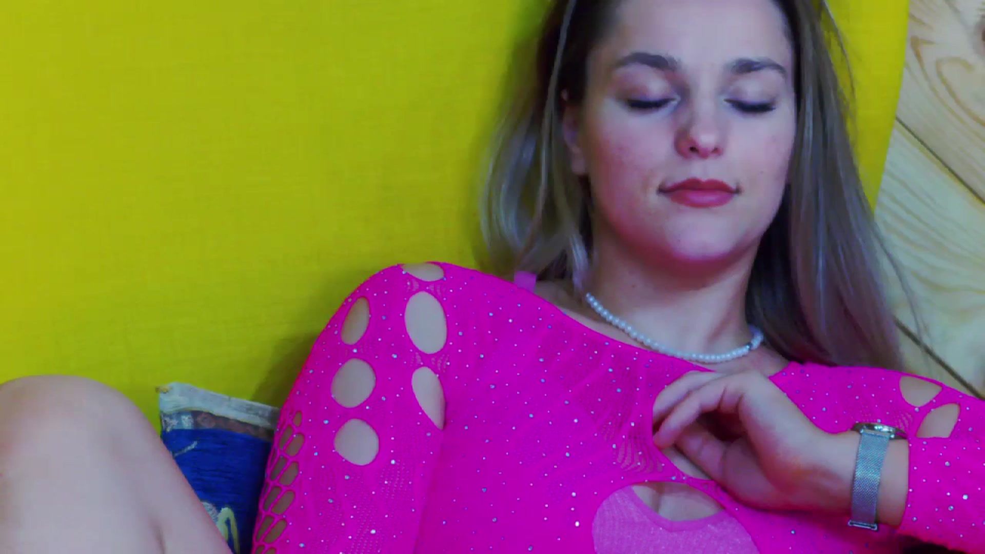 Gallery image thumbnail from Leyla_T's myfreecams stream on, 02/14/2024, 24:39 image 18 of 20
