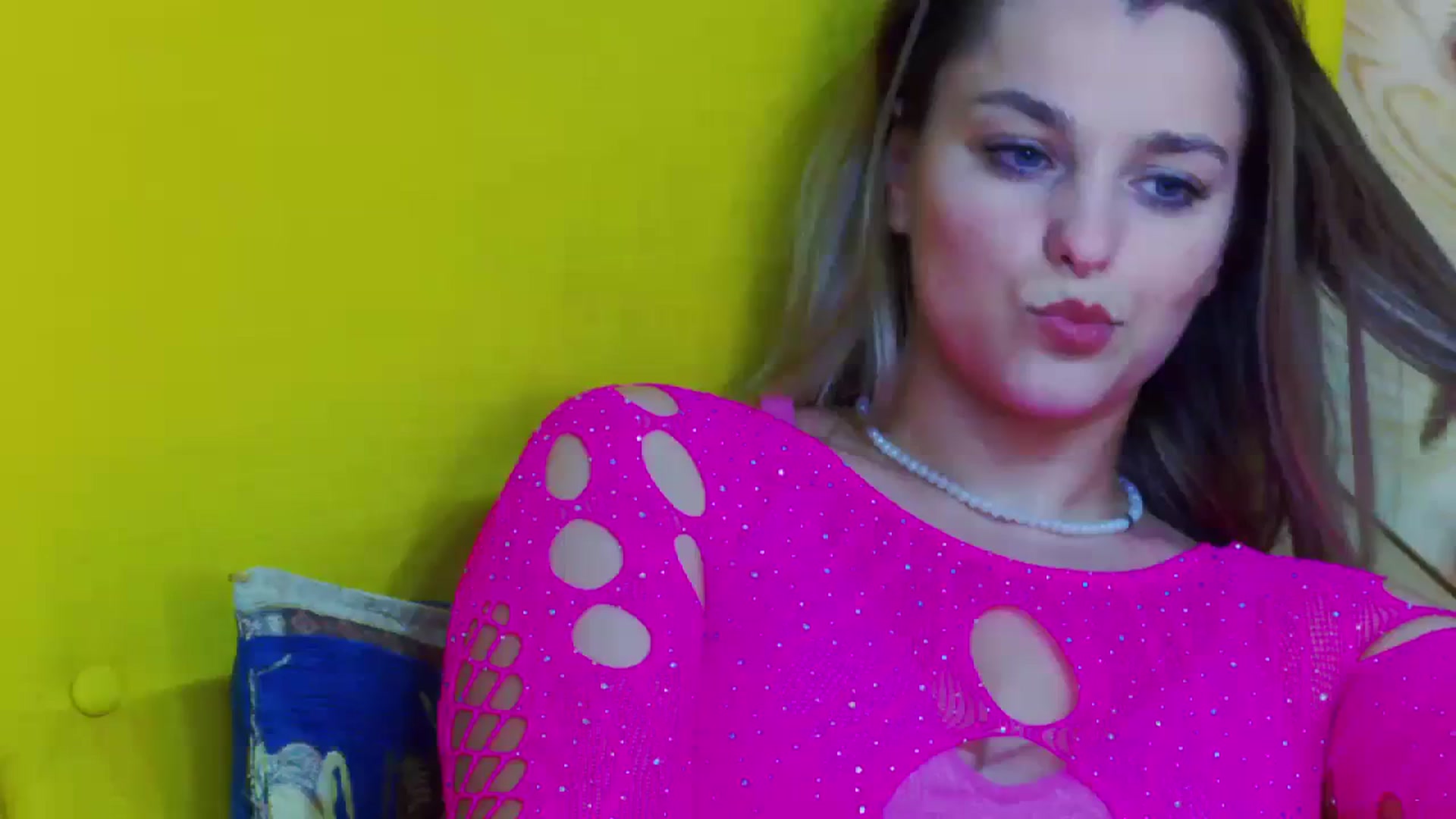 Gallery image thumbnail from Leyla_T's myfreecams stream on, 02/14/2024, 24:39 image 16 of 20