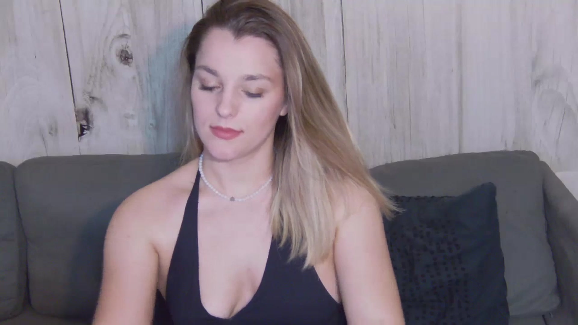 Gallery image thumbnail from Leyla_T's myfreecams stream on, 02/29/2024, 24:34 image 19 of 20