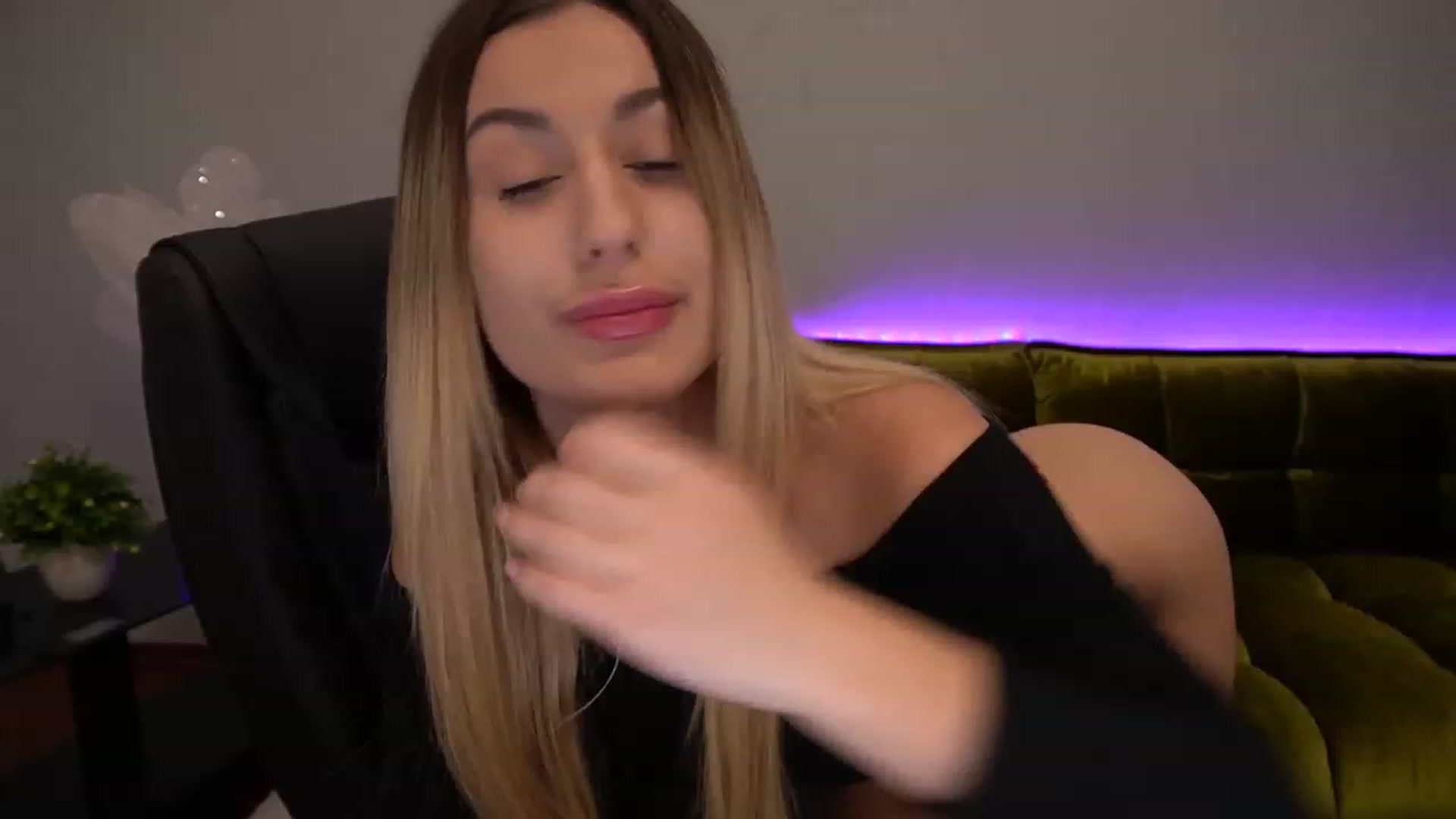 Gallery image thumbnail from LiaBrazzer's myfreecams stream on, 12/01/2022, 12:38 image 6 of 20