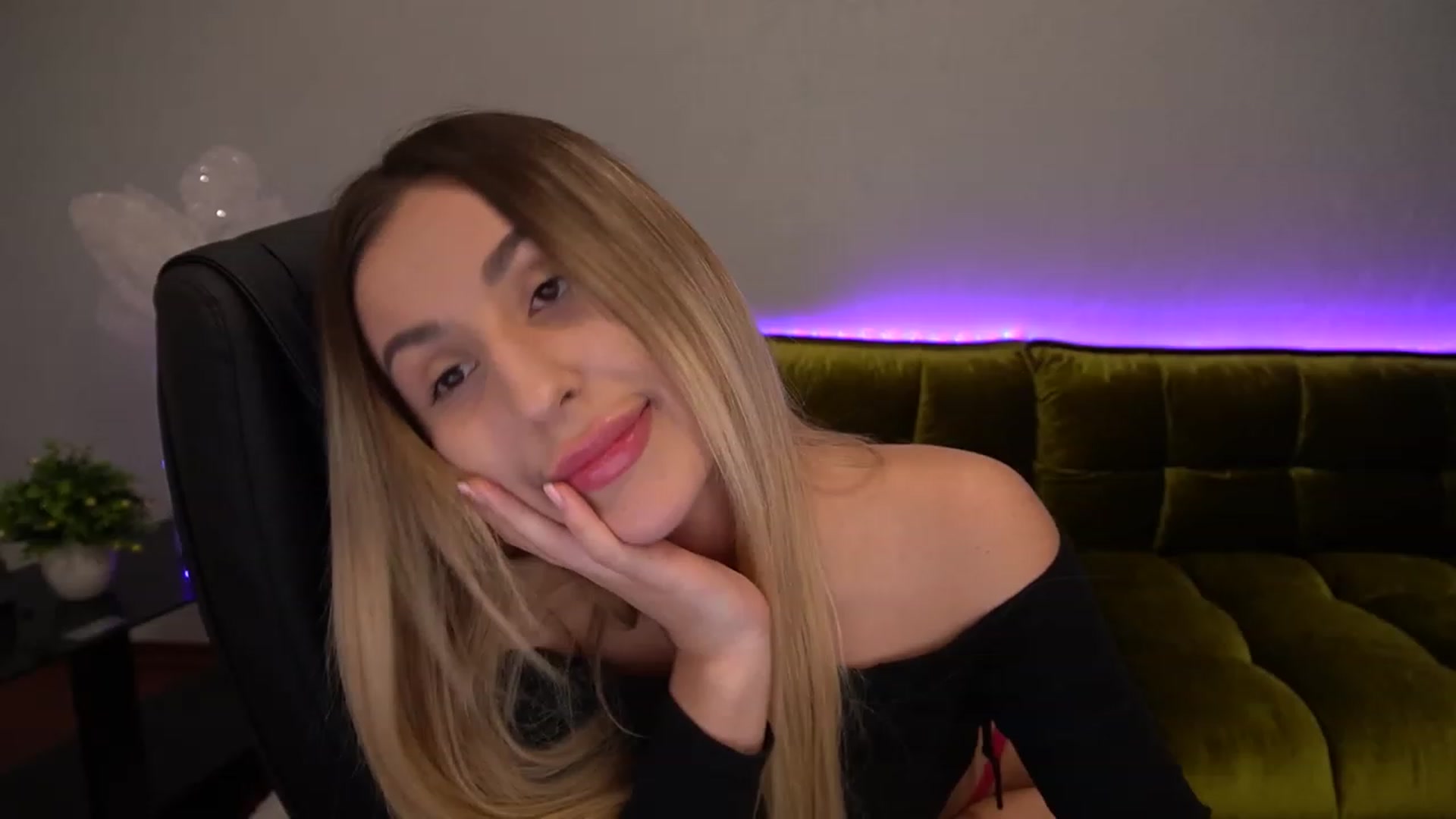 Gallery image thumbnail from LiaBrazzer's myfreecams stream on, 12/01/2022, 12:38 image 7 of 20