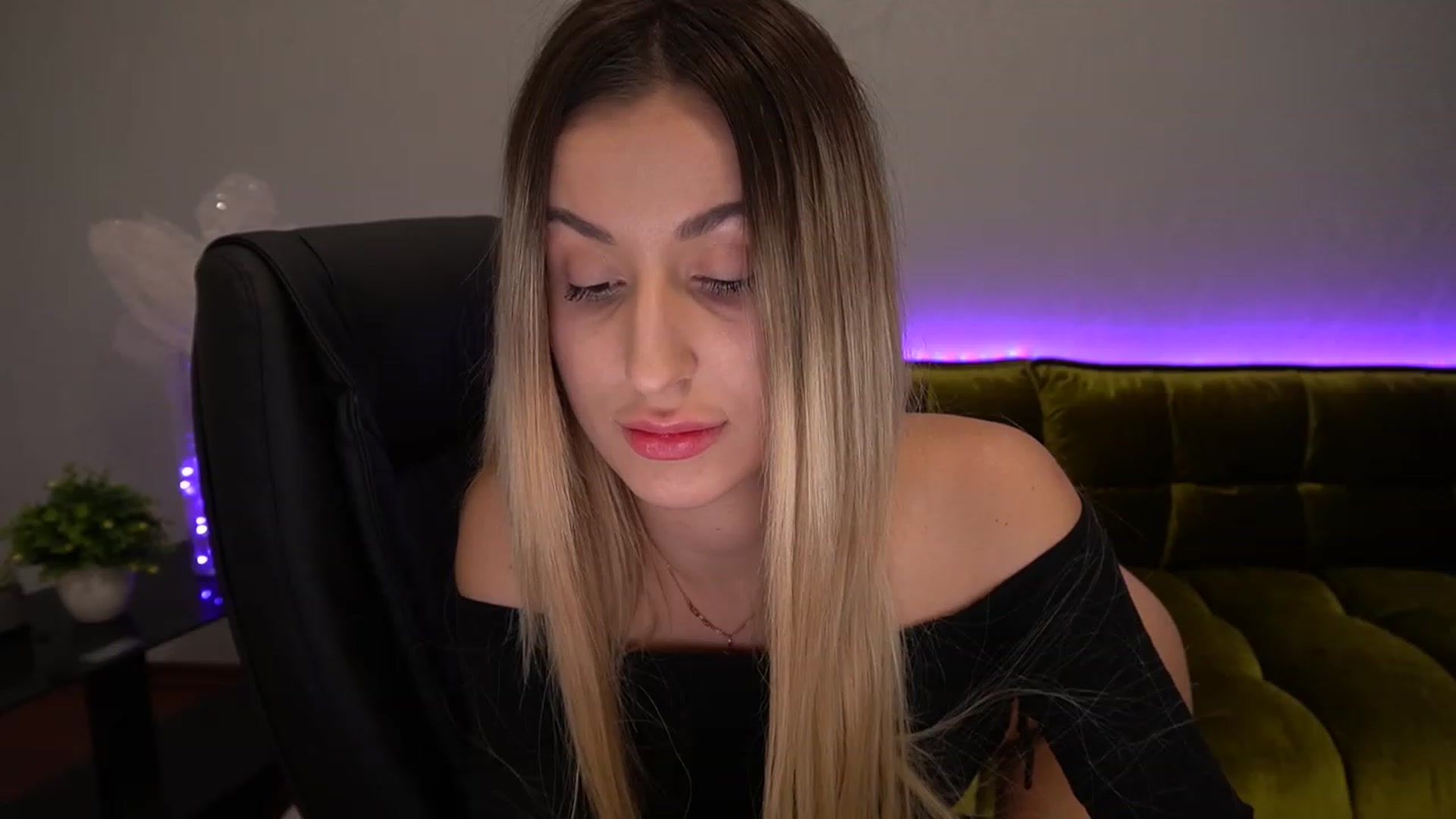 Gallery image thumbnail from LiaBrazzer's myfreecams stream on, 12/01/2022, 12:38 image 16 of 20