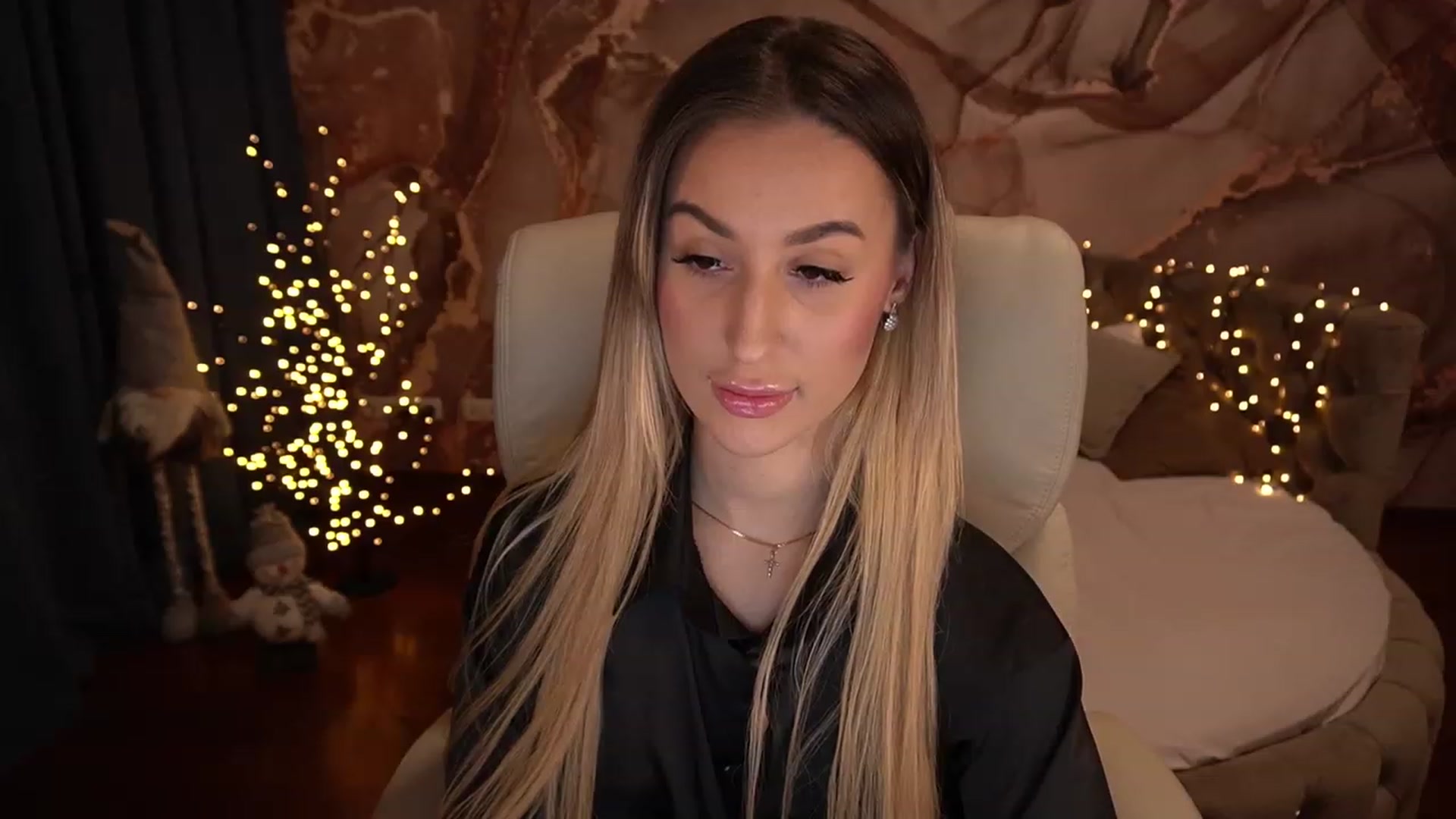 Gallery image thumbnail from LiaBrazzer's myfreecams stream on, 12/07/2022, 16:17 image 14 of 20