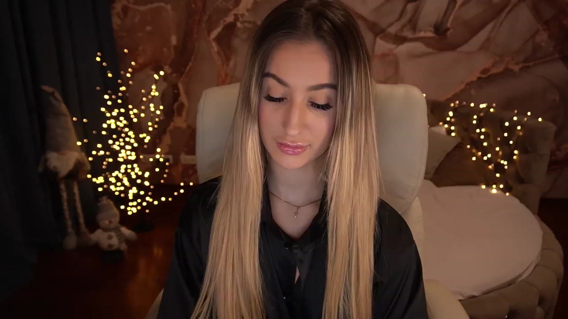 Gallery image thumbnail from LiaBrazzer's myfreecams stream on, 12/07/2022, 16:17 image 5 of 20