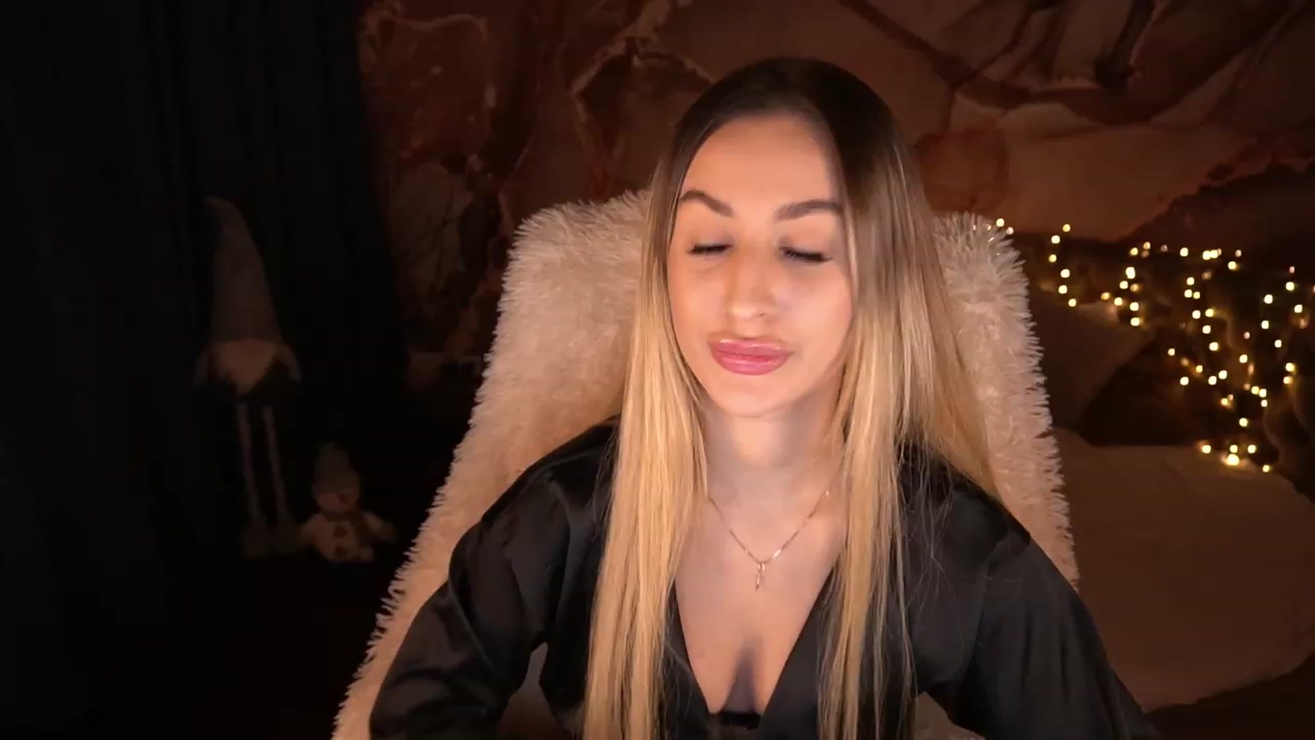 Gallery image thumbnail from LiaBrazzer's myfreecams stream on, 12/07/2022, 18:32 image 15 of 20