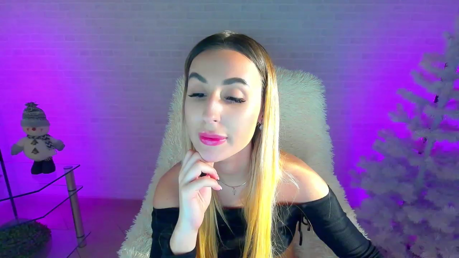 Gallery image thumbnail from LiaBrazzer's myfreecams stream on, 12/10/2022, 13:10 image 11 of 20