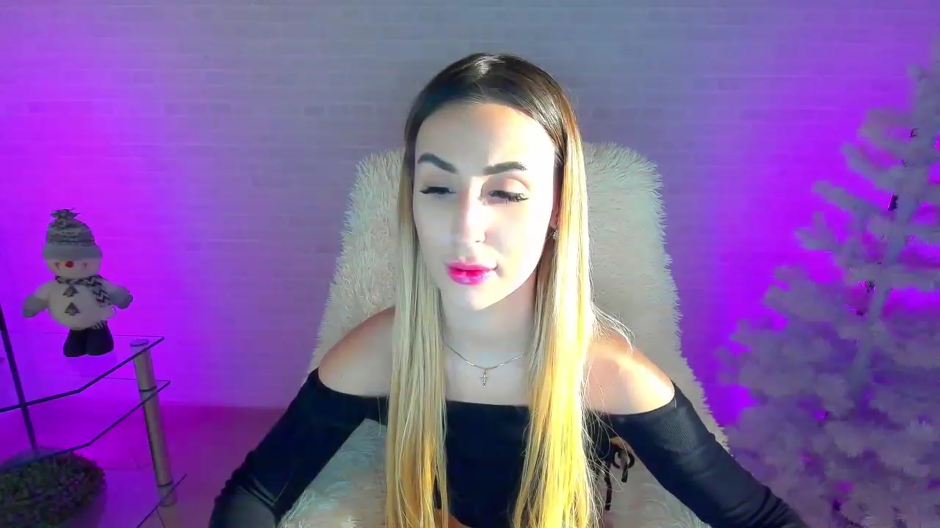 Gallery image thumbnail from LiaBrazzer's myfreecams stream on, 12/10/2022, 13:10 image 10 of 20