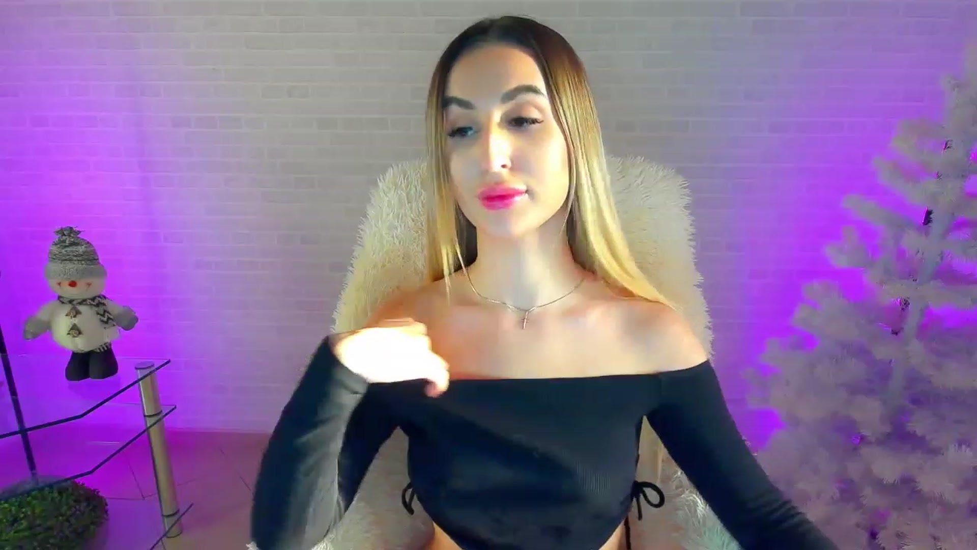 Gallery image thumbnail from LiaBrazzer's myfreecams stream on, 12/10/2022, 13:10 image 17 of 20