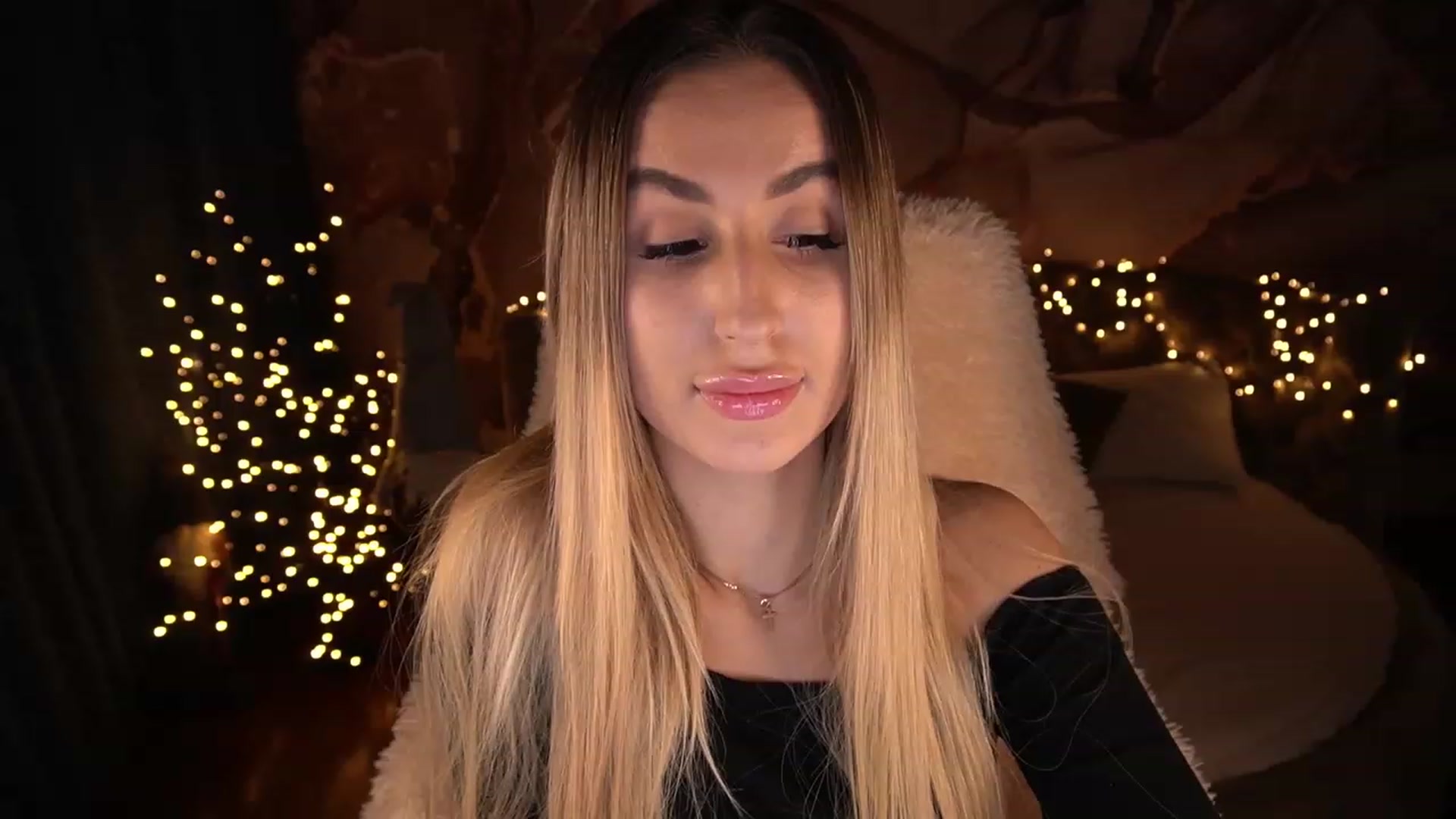 Gallery image thumbnail from LiaBrazzer's myfreecams stream on, 12/10/2022, 15:43 image 2 of 20