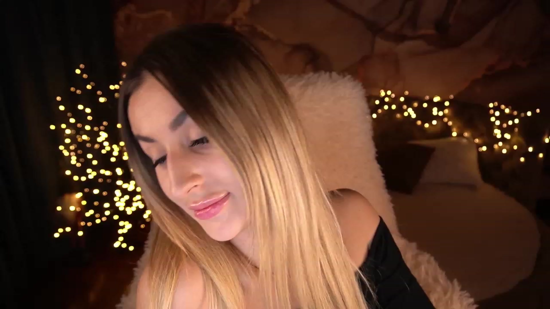 Gallery image thumbnail from LiaBrazzer's myfreecams stream on, 12/10/2022, 17:26 image 18 of 20