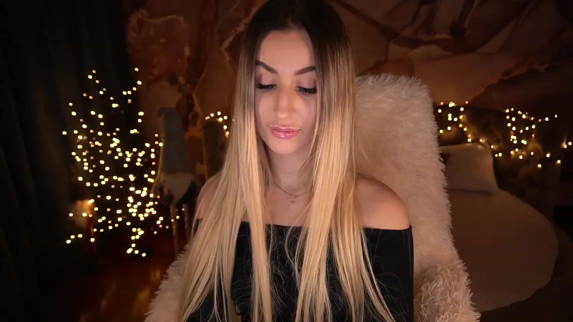 Gallery image thumbnail from LiaBrazzer's myfreecams stream on, 12/10/2022, 17:26 image 10 of 20