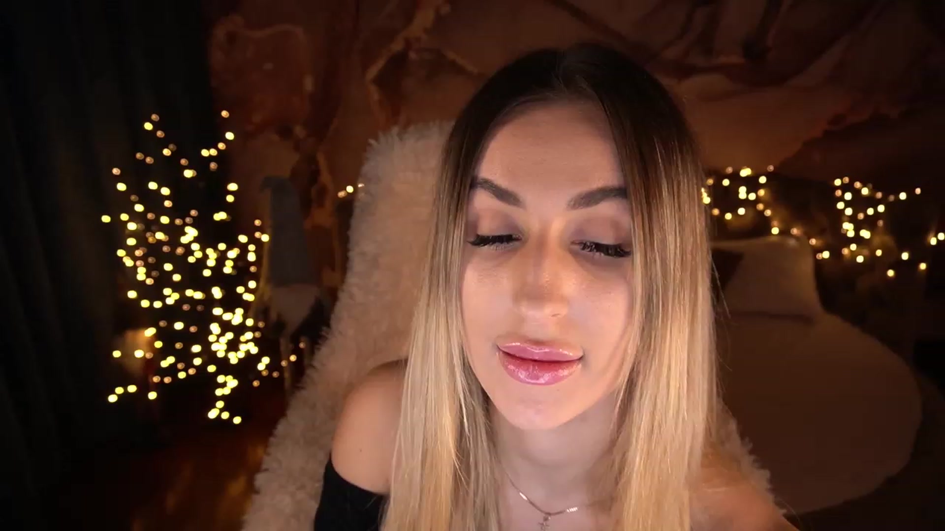 Gallery image thumbnail from LiaBrazzer's myfreecams stream on, 12/10/2022, 17:26 image 5 of 20