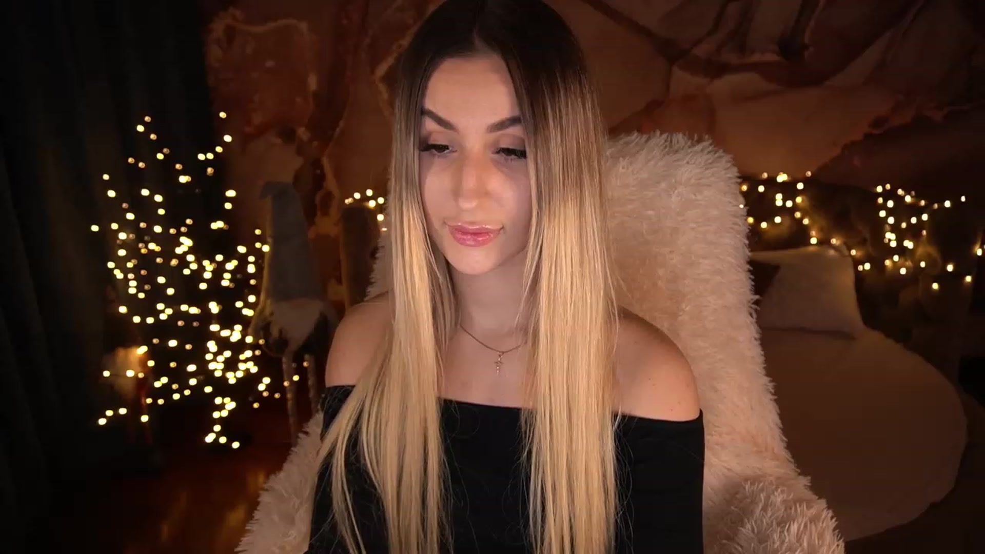 Gallery image thumbnail from LiaBrazzer's myfreecams stream on, 12/10/2022, 17:26 image 17 of 20