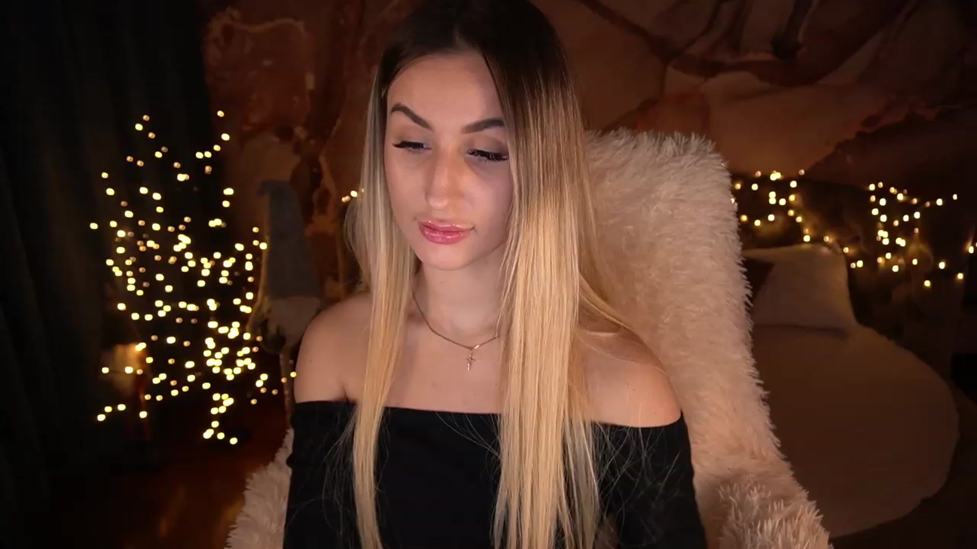 Gallery image thumbnail from LiaBrazzer's myfreecams stream on, 12/10/2022, 18:53 image 3 of 20
