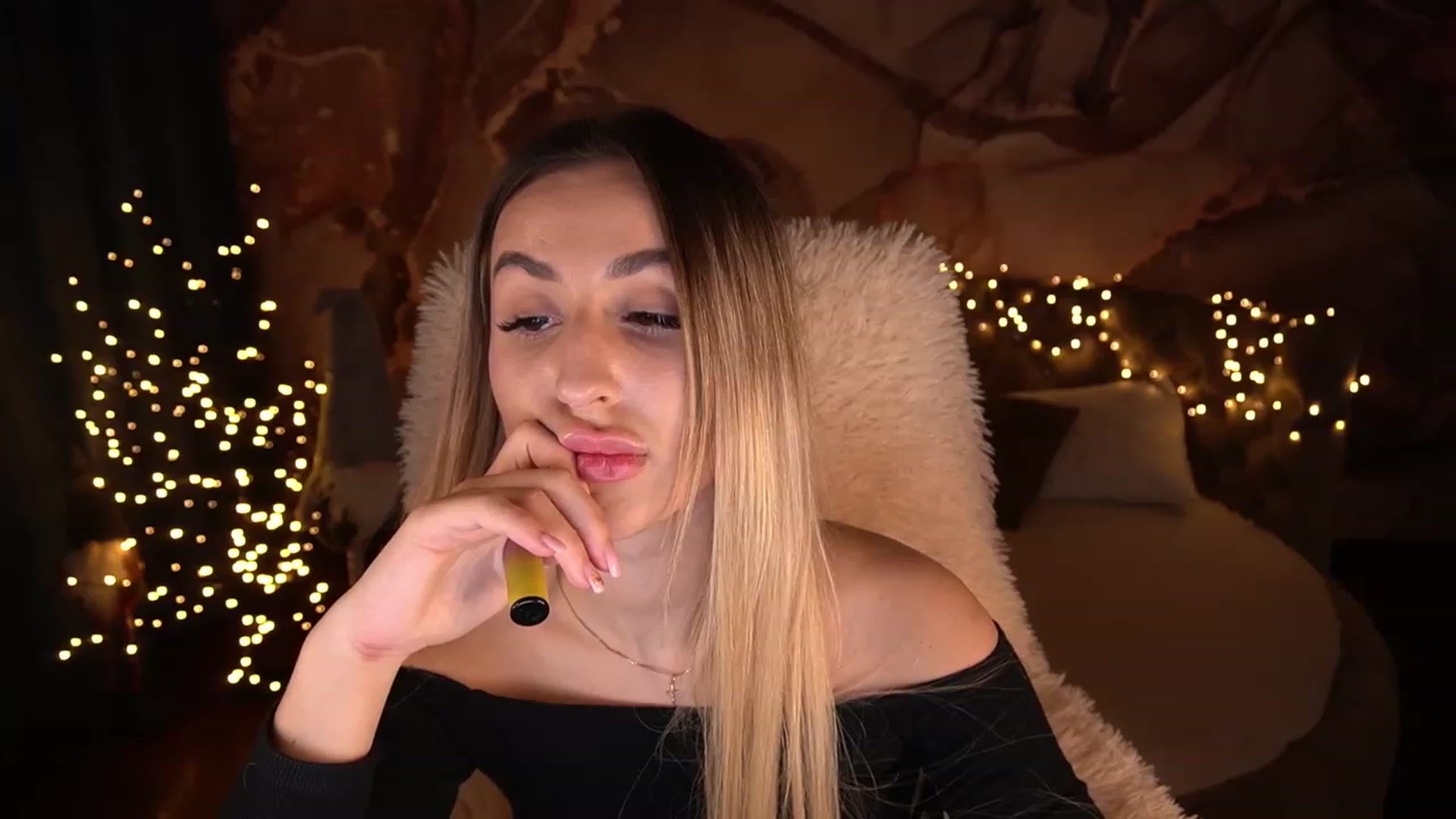 Gallery image thumbnail from LiaBrazzer's myfreecams stream on, 12/10/2022, 18:53 image 13 of 20