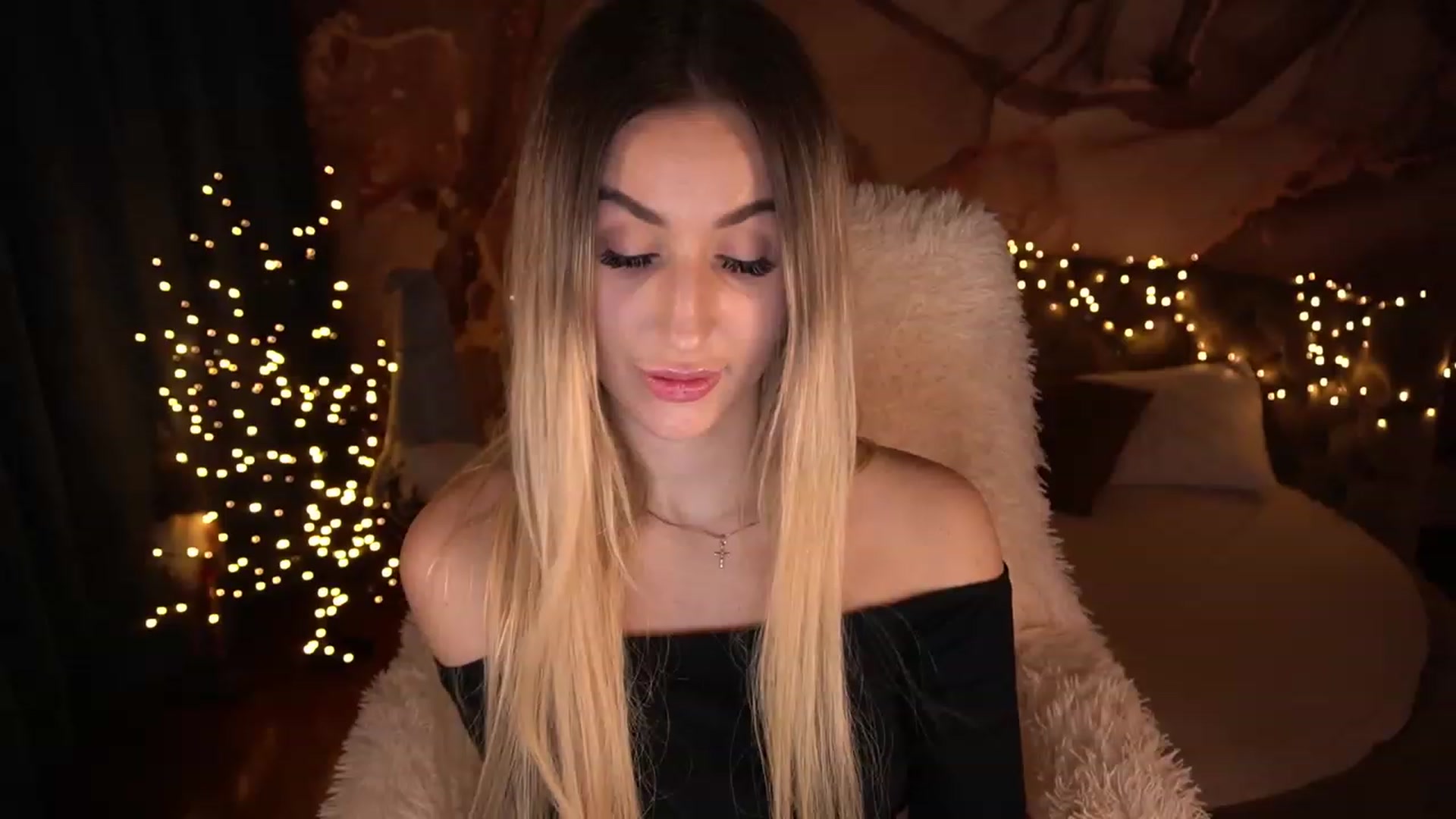 Gallery image thumbnail from LiaBrazzer's myfreecams stream on, 12/10/2022, 18:53 image 6 of 20