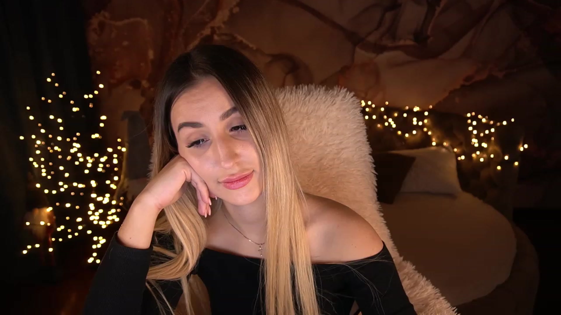Gallery image thumbnail from LiaBrazzer's myfreecams stream on, 12/10/2022, 18:53 image 15 of 20