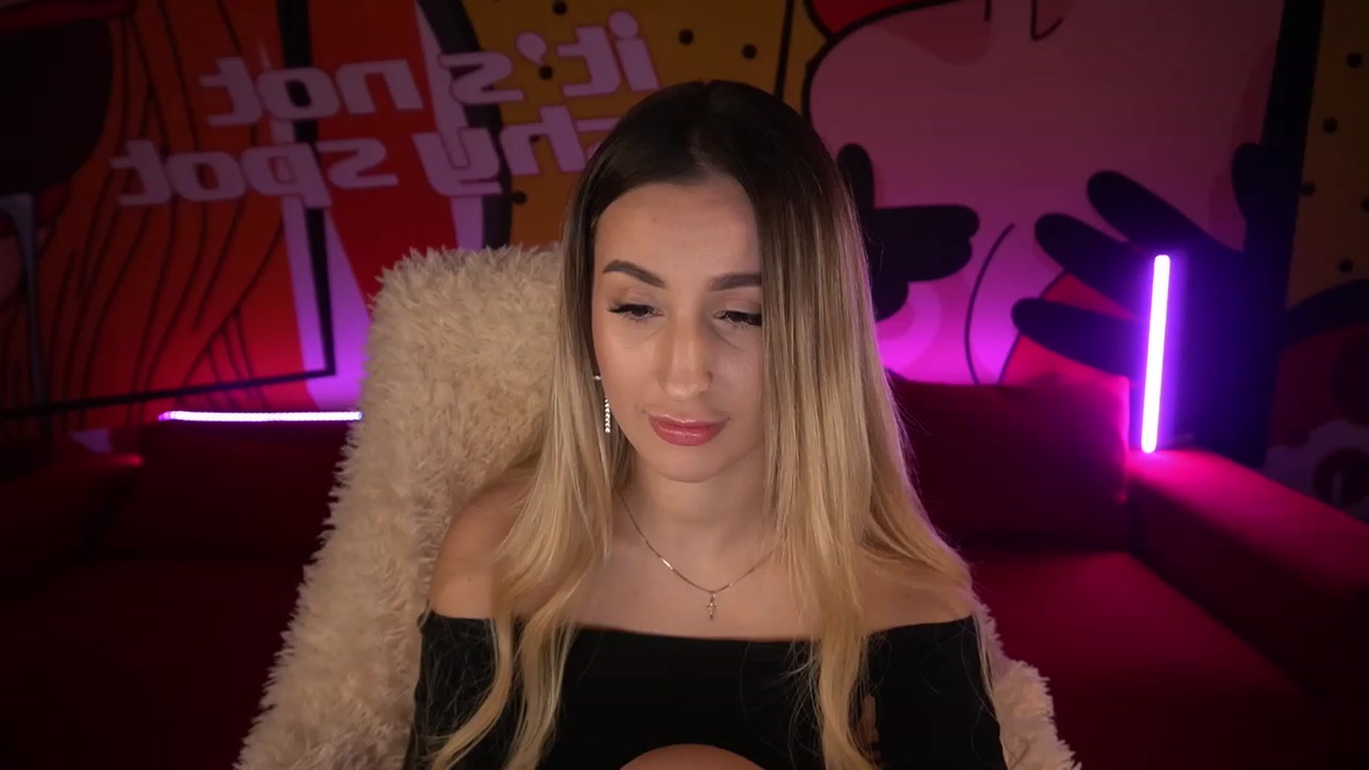 Gallery image thumbnail from LiaBrazzer's myfreecams stream on, 12/13/2022, 02:33 image 6 of 20