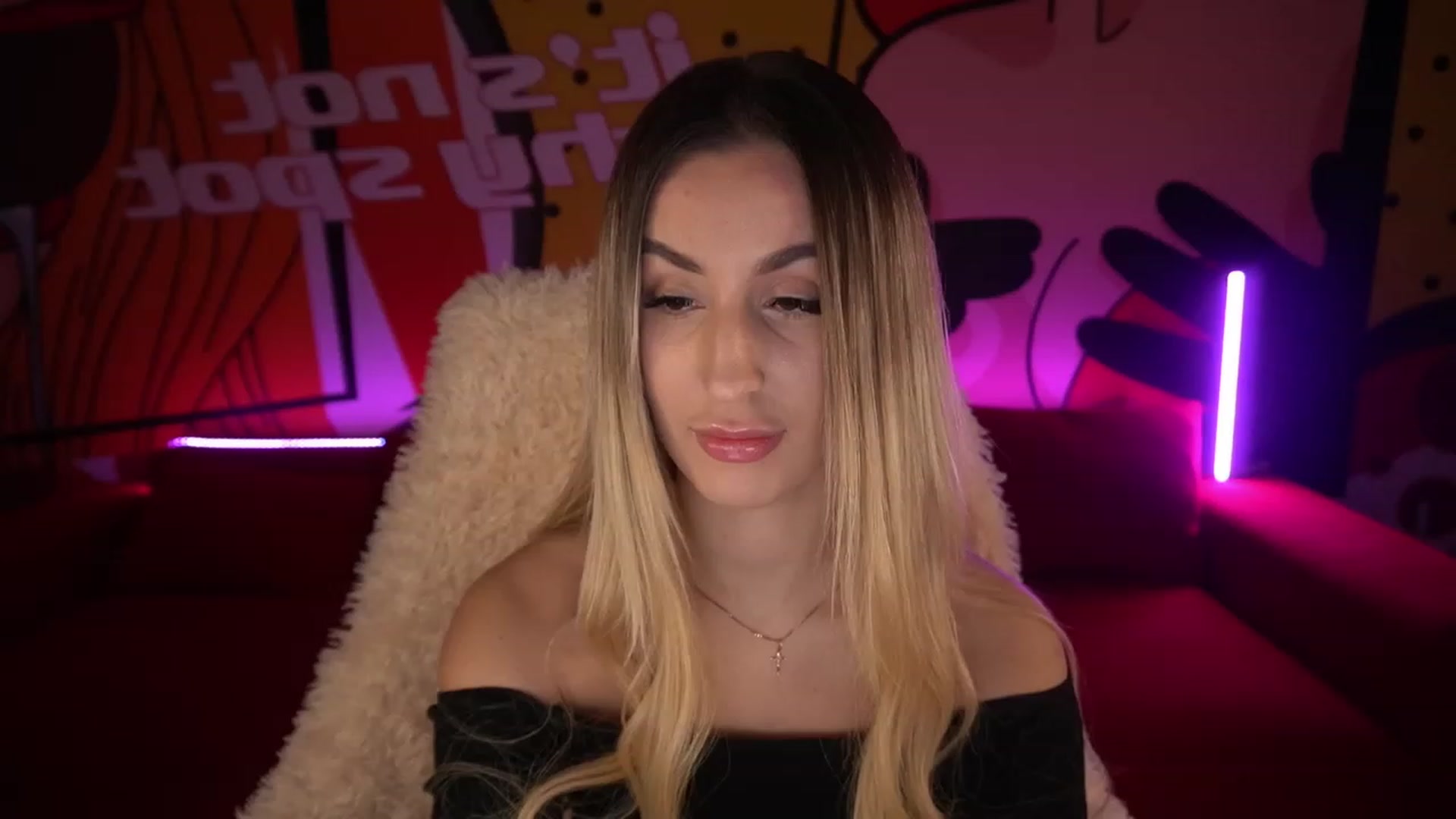 Gallery image thumbnail from LiaBrazzer's myfreecams stream on, 12/13/2022, 02:33 image 4 of 20