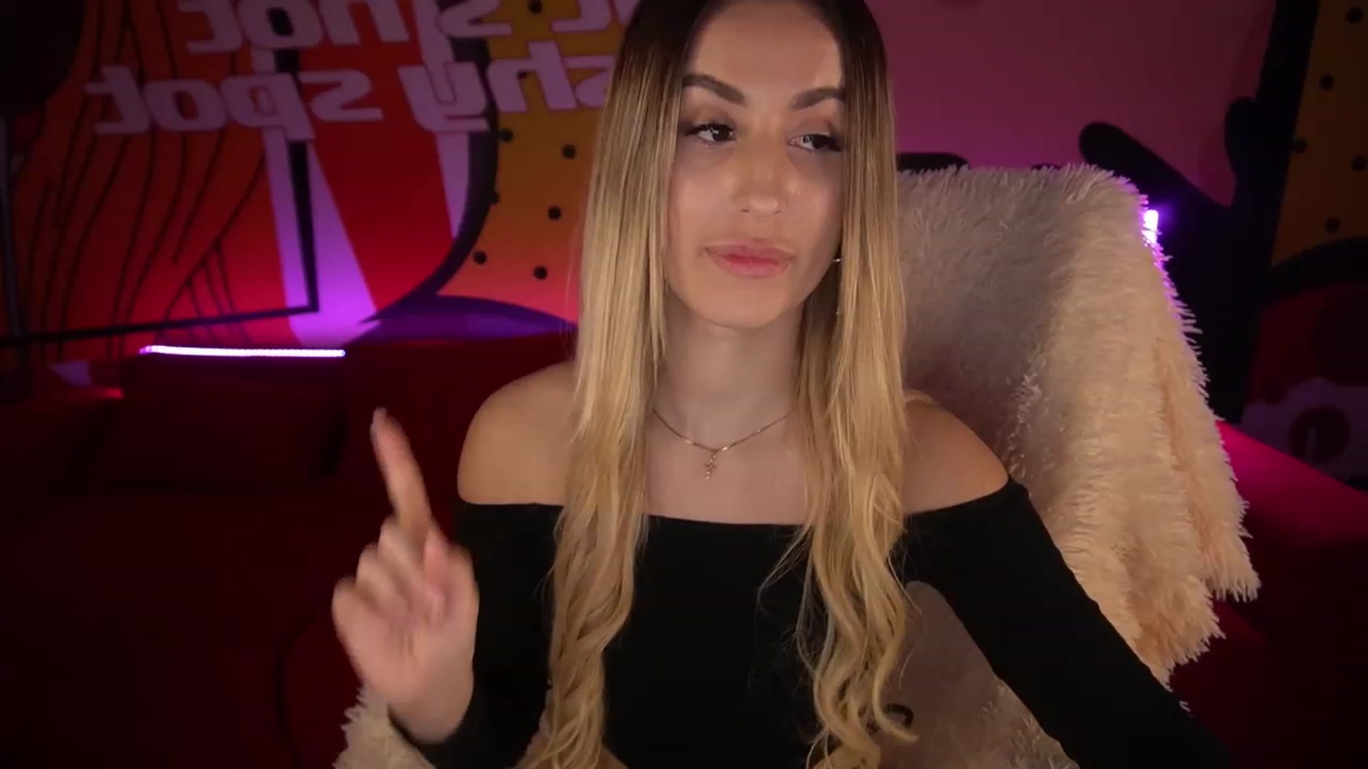 Gallery image thumbnail from LiaBrazzer's myfreecams stream on, 12/13/2022, 02:33 image 19 of 20