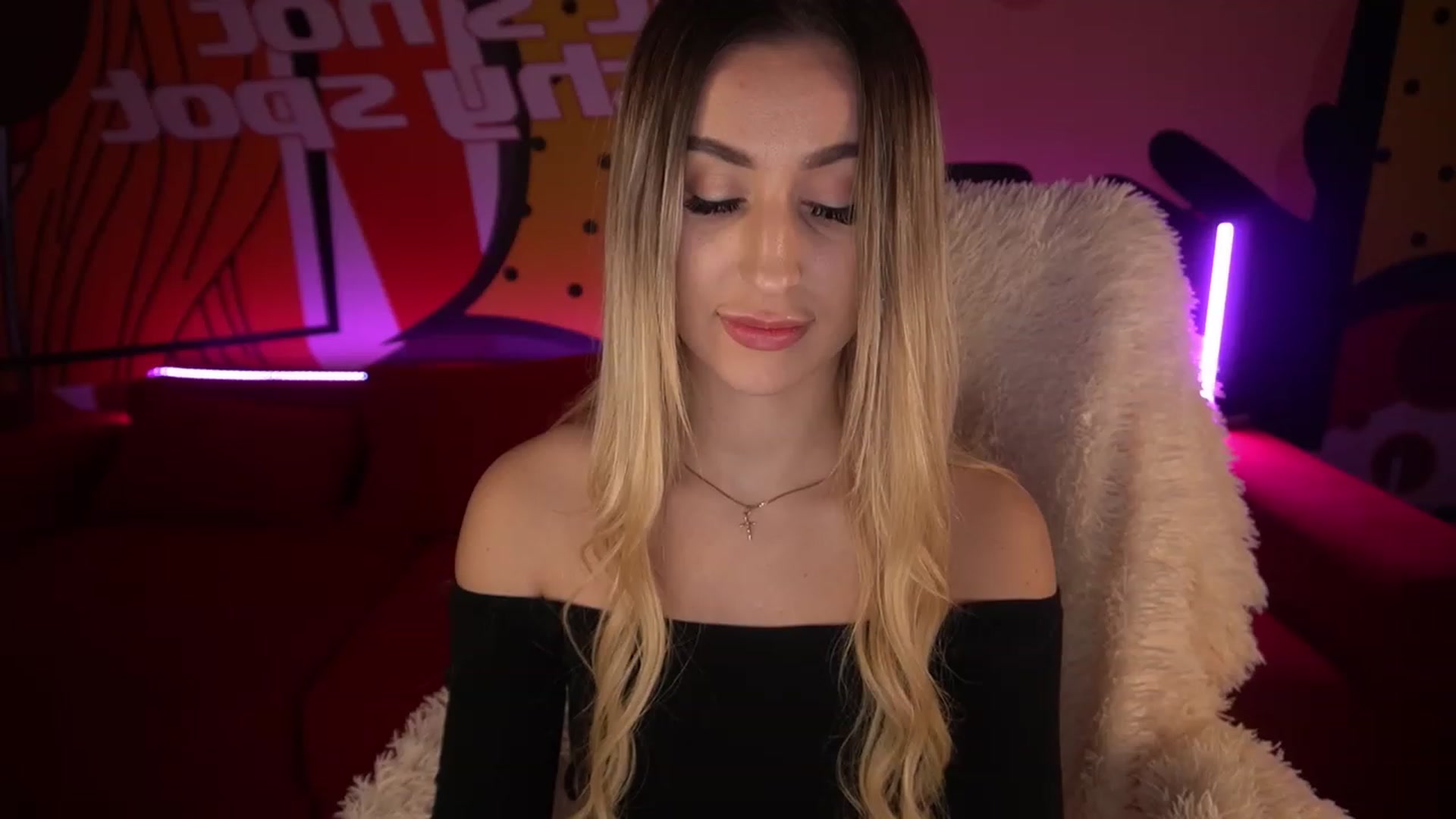 Gallery image thumbnail from LiaBrazzer's myfreecams stream on, 12/13/2022, 02:33 image 17 of 20