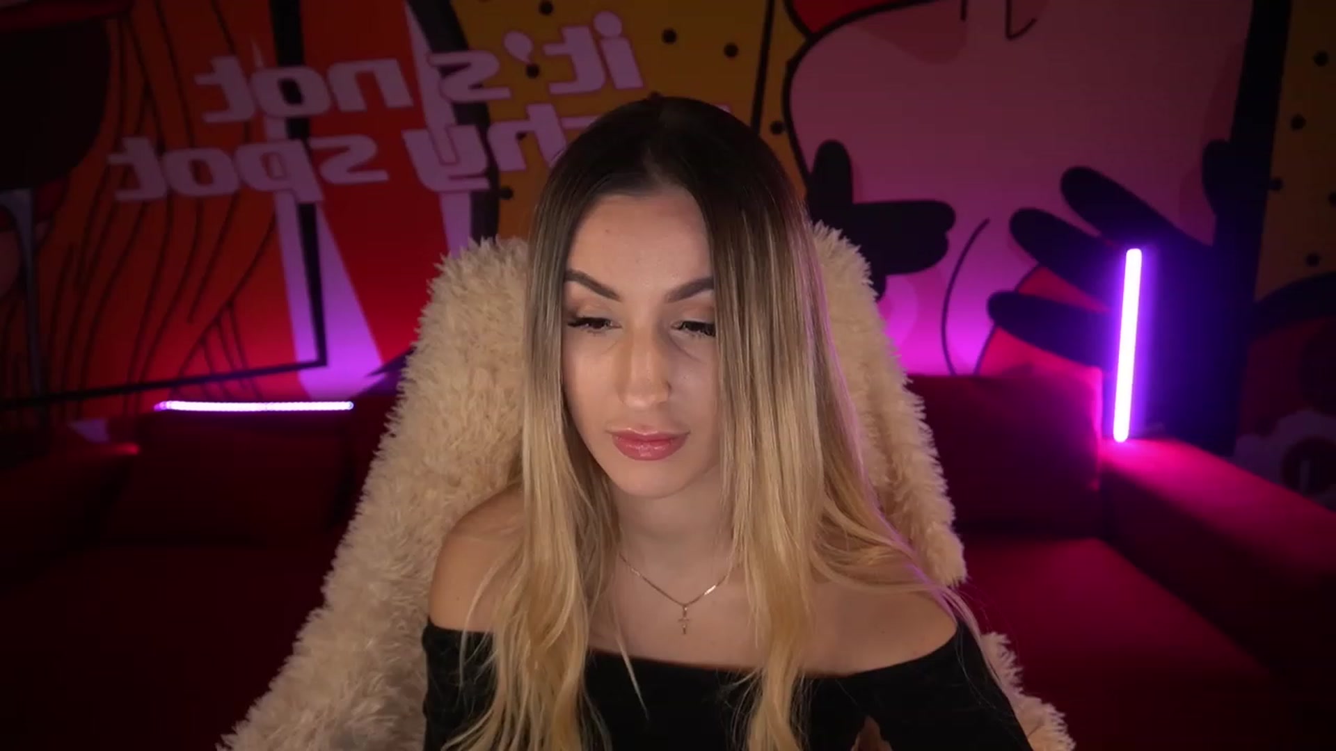 Gallery image thumbnail from LiaBrazzer's myfreecams stream on, 12/13/2022, 02:33 image 7 of 20