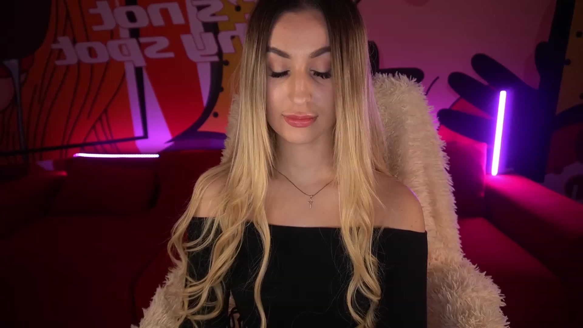 Gallery image thumbnail from LiaBrazzer's myfreecams stream on, 12/13/2022, 02:33 image 14 of 20