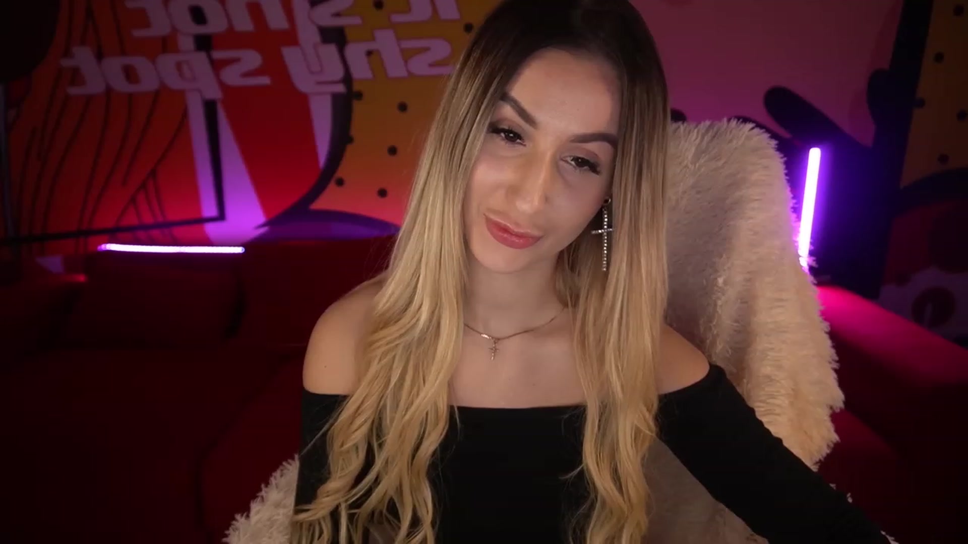 Gallery image thumbnail from LiaBrazzer's myfreecams stream on, 12/13/2022, 02:33 image 18 of 20