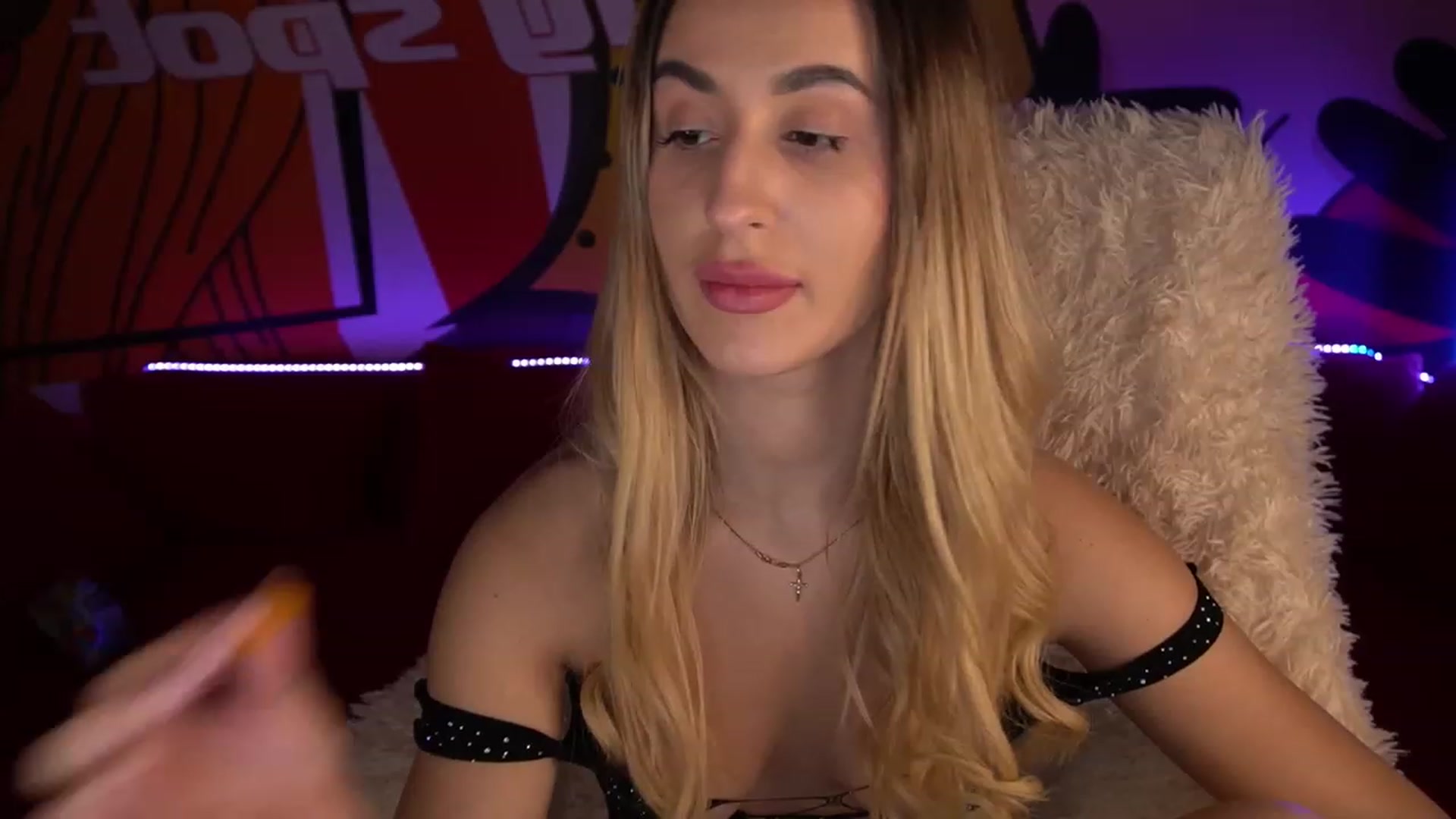 Gallery image thumbnail from LiaBrazzer's myfreecams stream on, 12/24/2022, 17:07 image 17 of 20