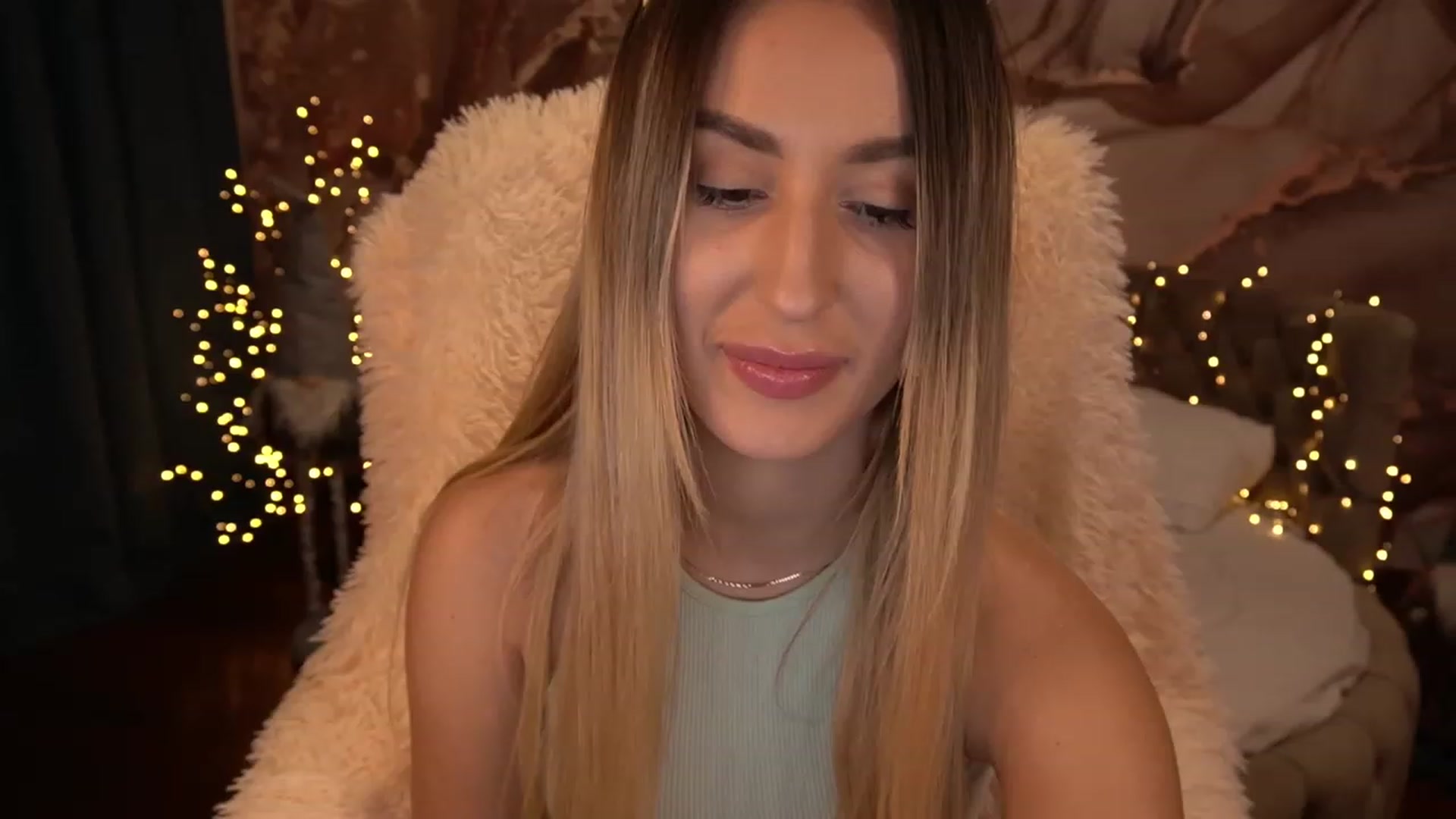 Gallery image thumbnail from LiaBrazzer's myfreecams stream on, 12/25/2022, 15:03 image 9 of 20
