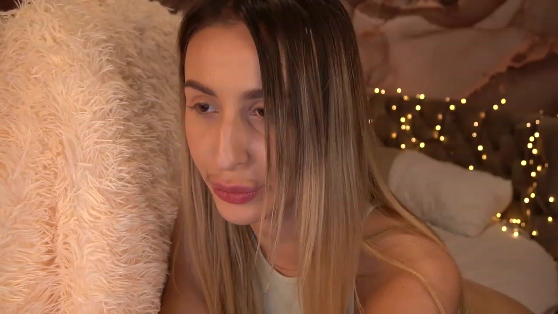 Gallery image thumbnail from LiaBrazzer's myfreecams stream on, 12/25/2022, 16:15 image 10 of 20