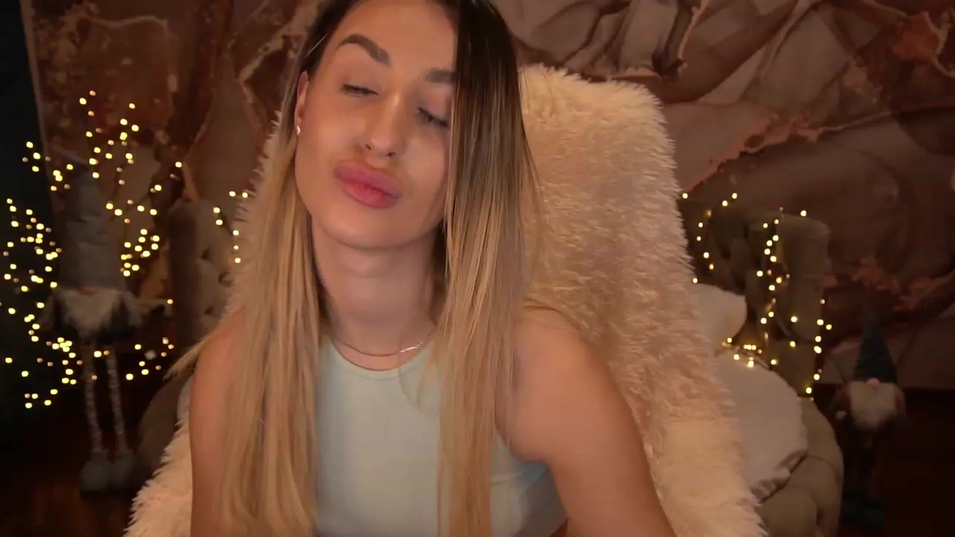 Gallery image thumbnail from LiaBrazzer's myfreecams stream on, 12/25/2022, 16:15 image 3 of 20