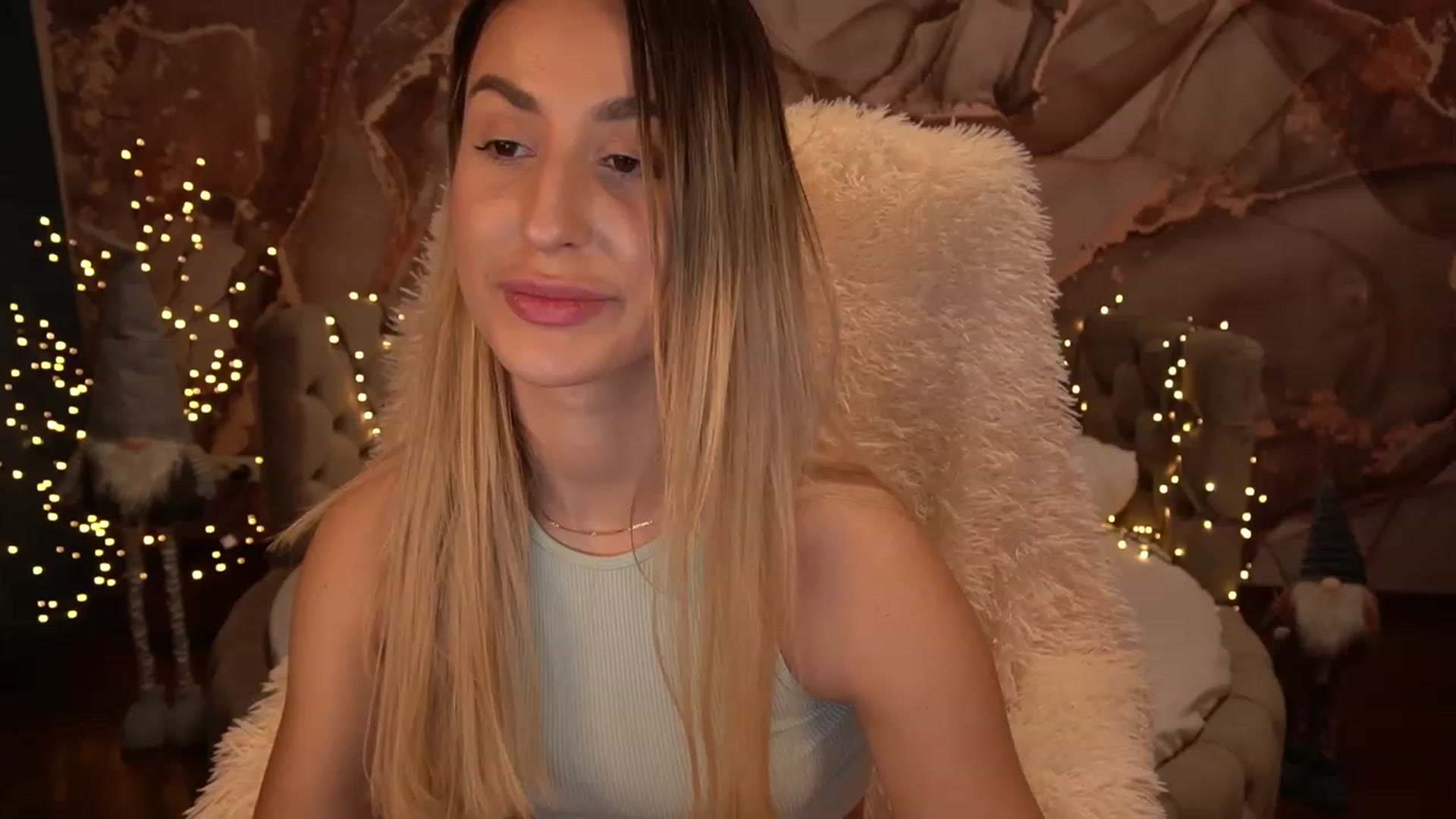Gallery image thumbnail from LiaBrazzer's myfreecams stream on, 12/25/2022, 16:15 image 2 of 20
