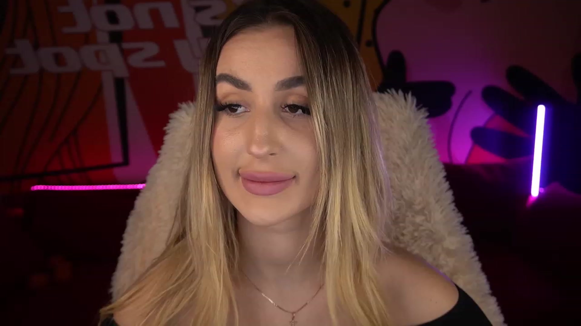 Gallery image thumbnail from LiaBrazzer's myfreecams stream on, 12/28/2022, 16:52 image 14 of 20