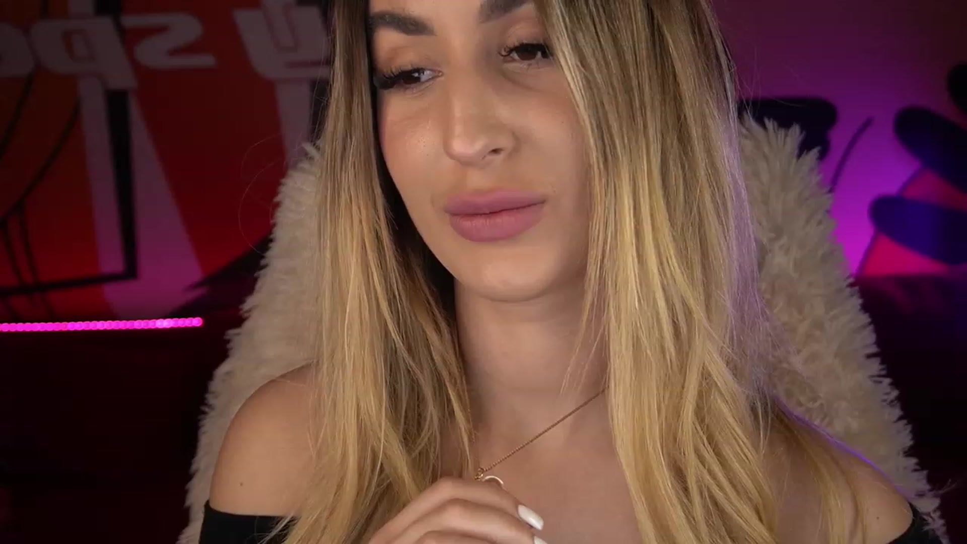 Gallery image thumbnail from LiaBrazzer's myfreecams stream on, 12/28/2022, 16:52 image 10 of 20
