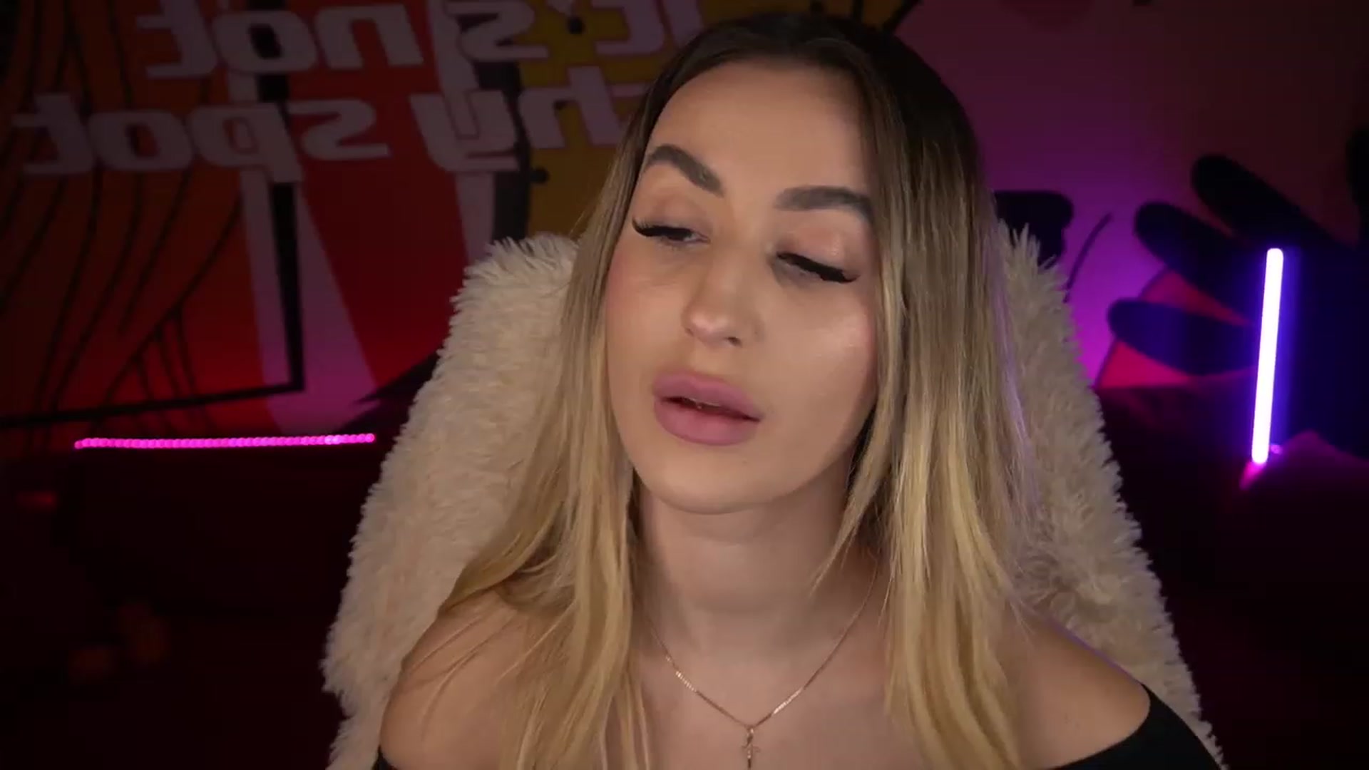 Gallery image thumbnail from LiaBrazzer's myfreecams stream on, 12/28/2022, 16:52 image 13 of 20