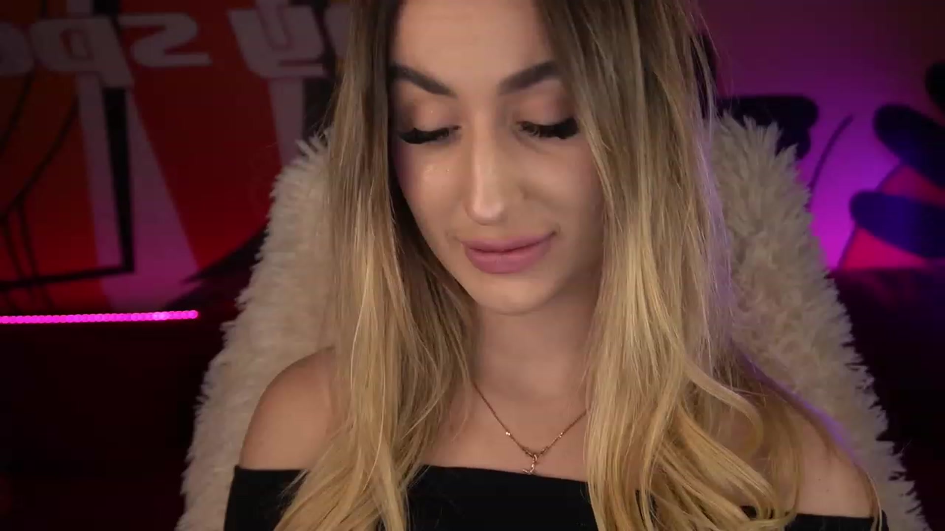 Gallery image thumbnail from LiaBrazzer's myfreecams stream on, 12/28/2022, 16:52 image 9 of 20