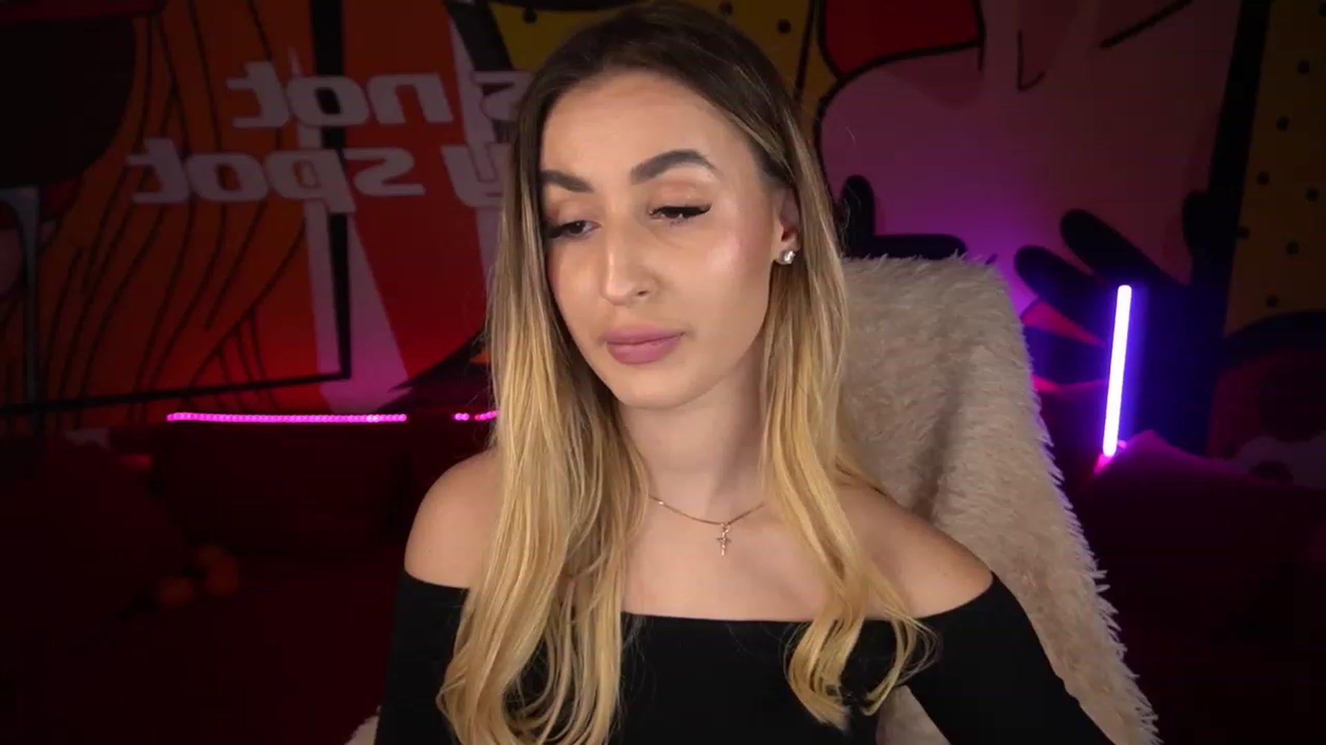 Gallery image thumbnail from LiaBrazzer's myfreecams stream on, 12/28/2022, 17:43 image 4 of 20