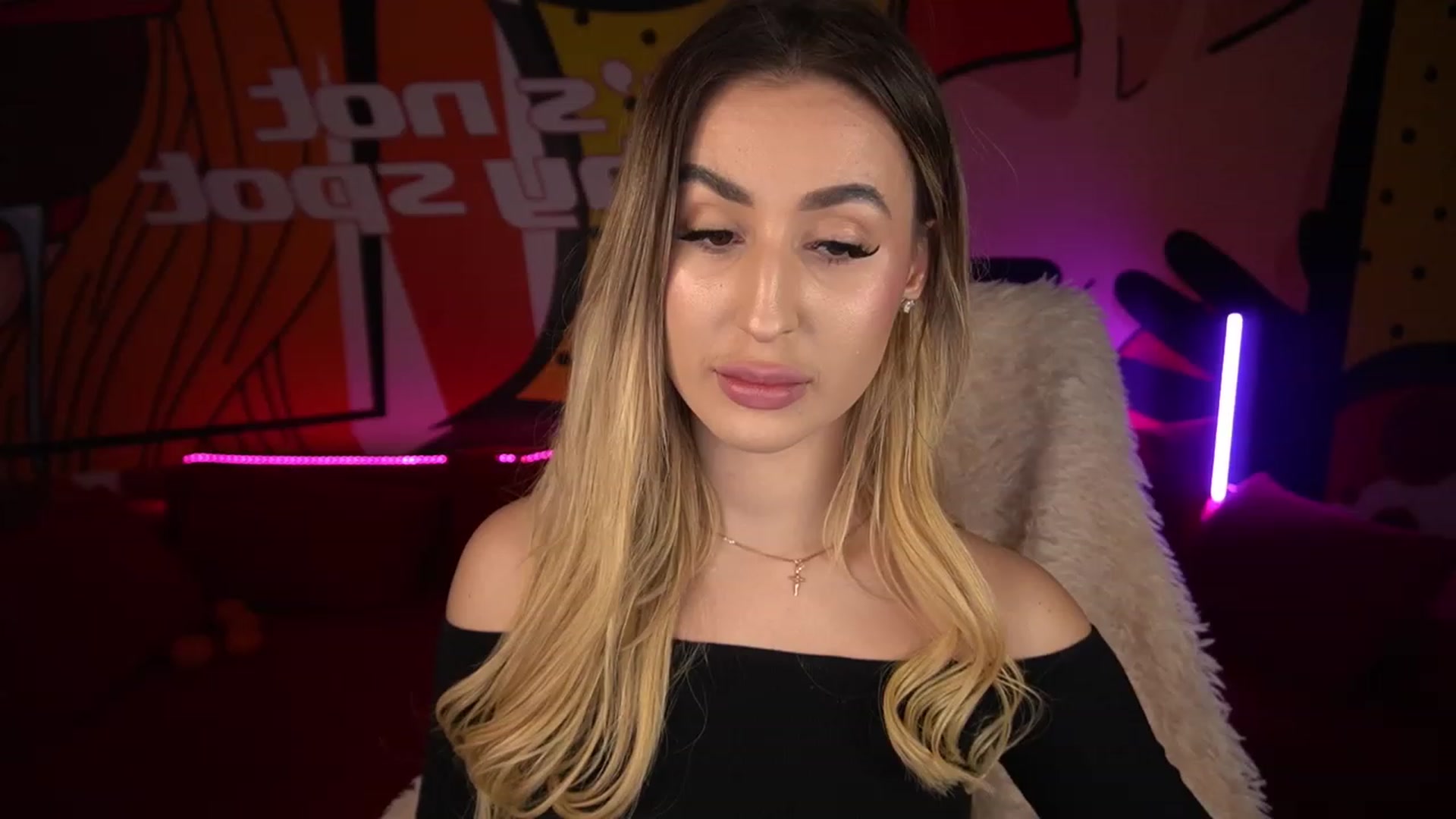 Gallery image thumbnail from LiaBrazzer's myfreecams stream on, 12/28/2022, 17:43 image 2 of 20
