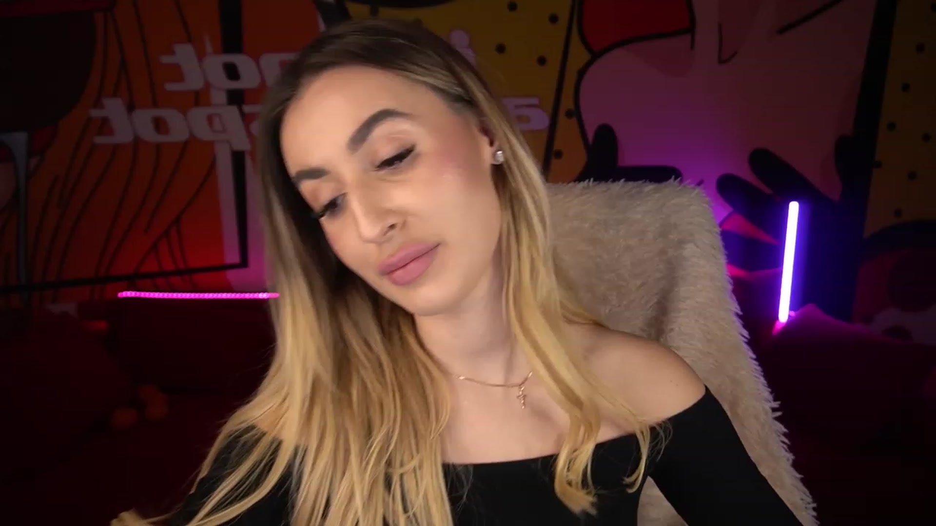 Gallery image thumbnail from LiaBrazzer's myfreecams stream on, 12/28/2022, 17:43 image 5 of 20
