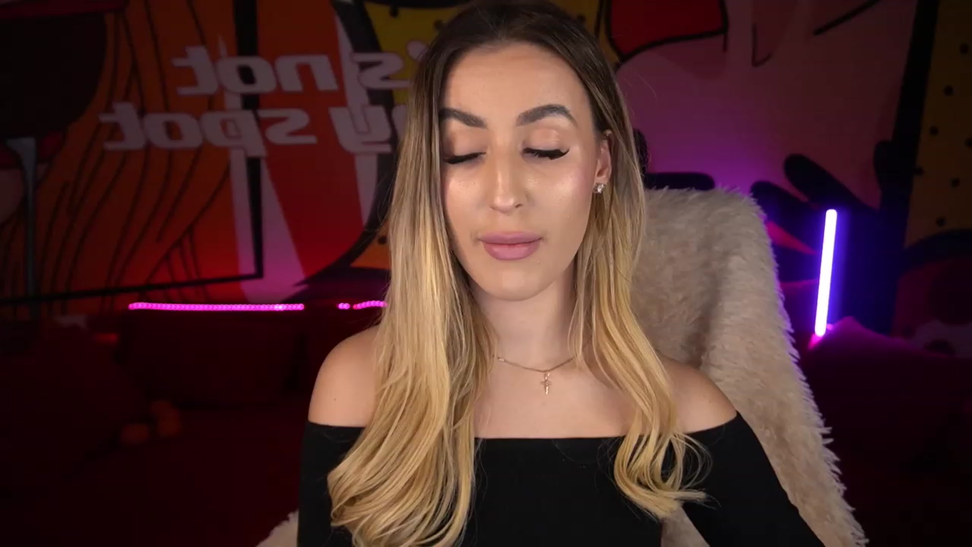 Gallery image thumbnail from LiaBrazzer's myfreecams stream on, 12/28/2022, 17:43 image 1 of 20